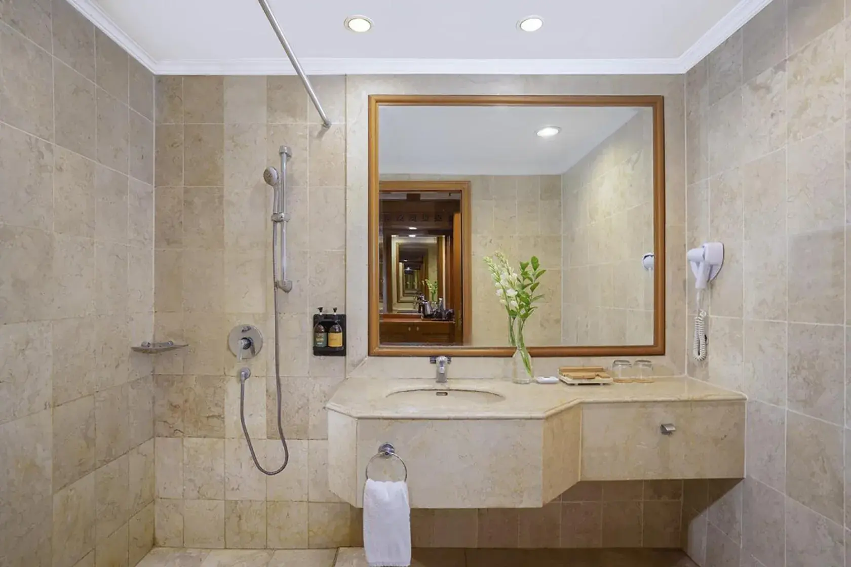 Bathroom in Prime Plaza Hotel Jogjakarta