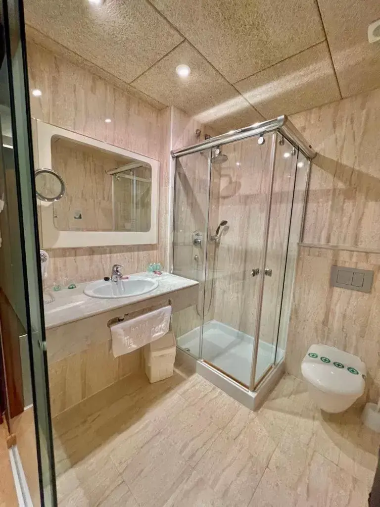Shower, Bathroom in Hotel & Restaurant Figueres Parc