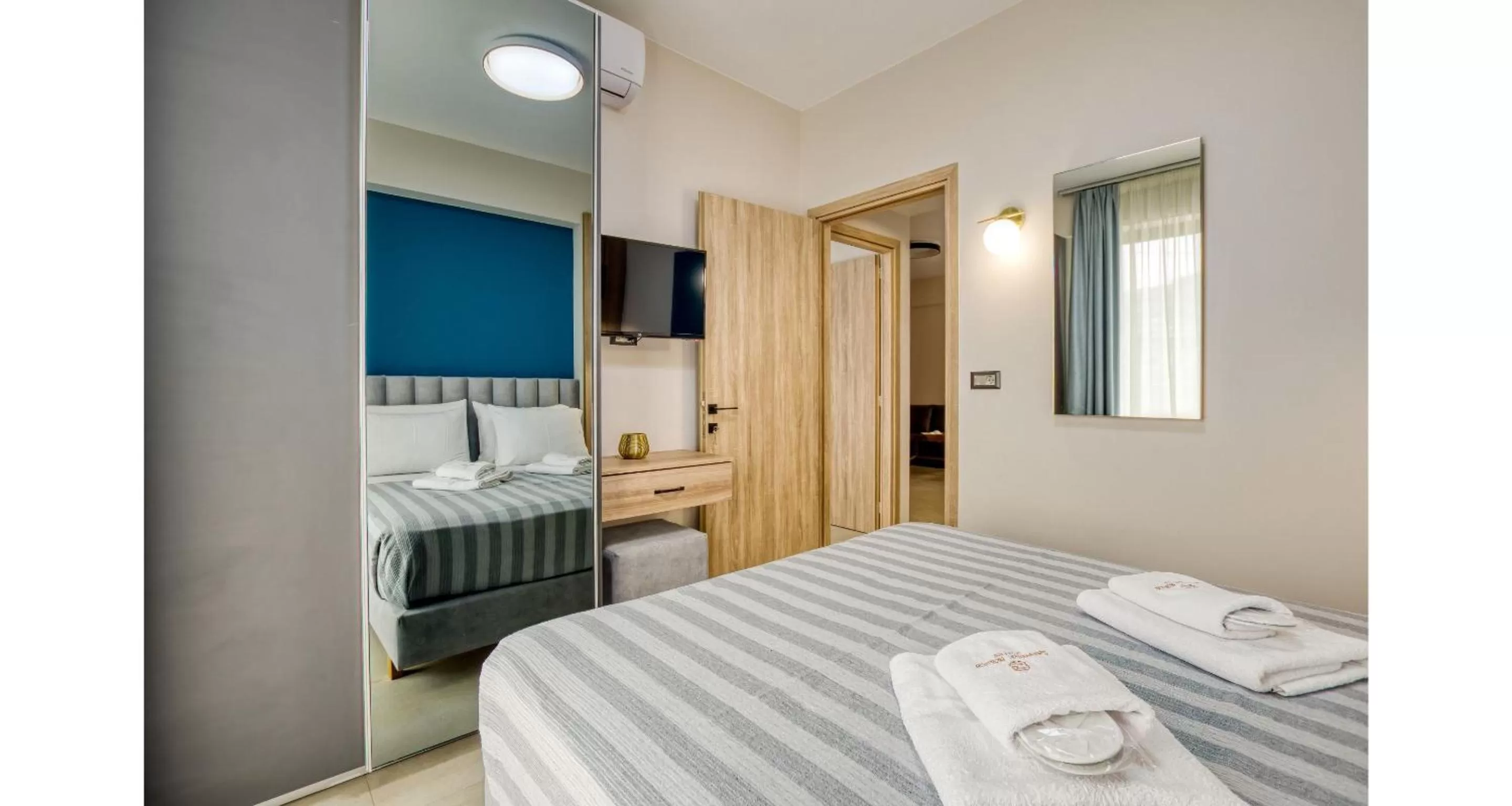 Photo of the whole room, Bed in Sapphire Horizon Suites