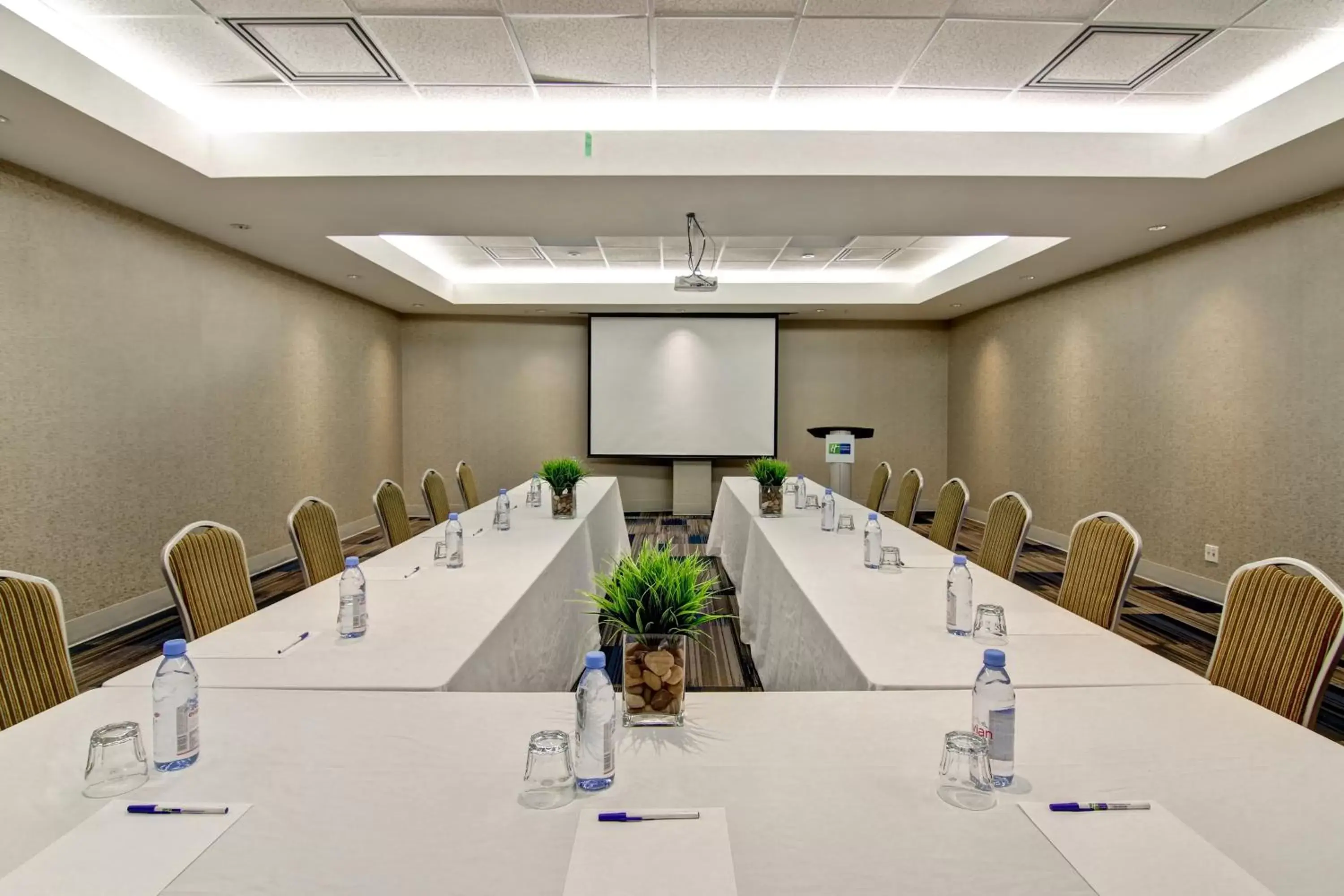 Meeting/conference room in Holiday Inn Express Hotel & Suites Toronto - Markham, an IHG Hotel