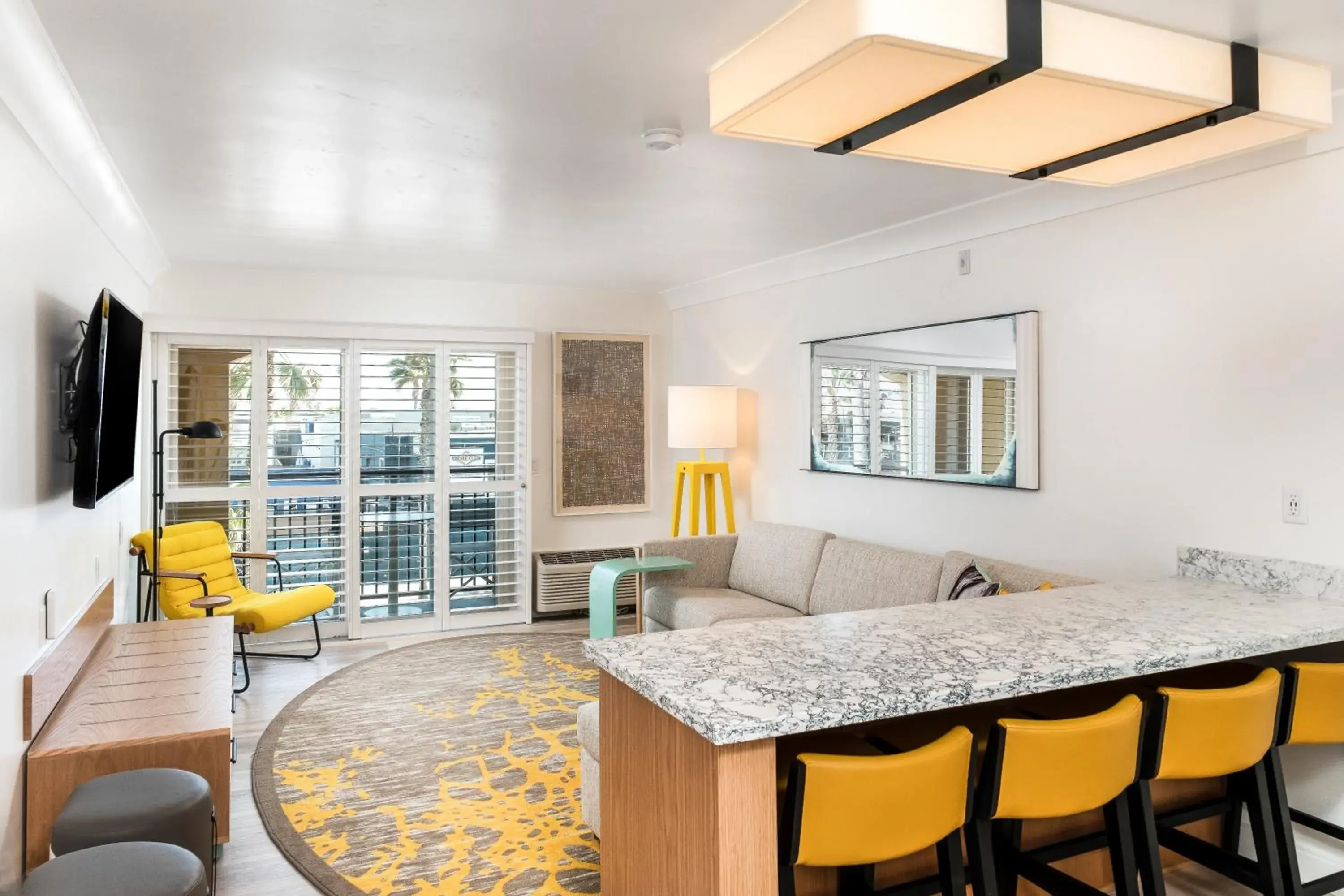 Kitchen or kitchenette, Seating Area in Ocean Park Inn