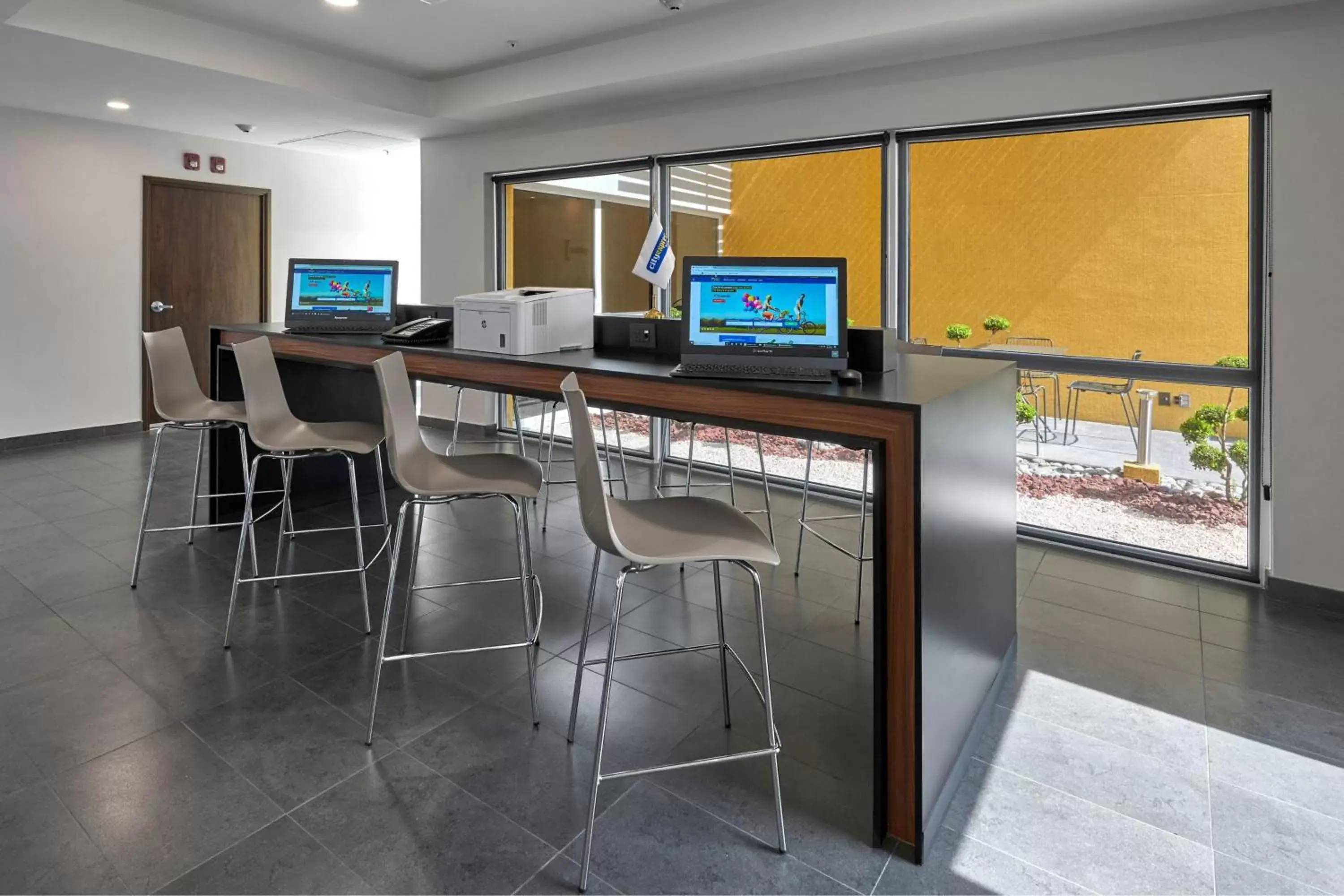 Business facilities, TV/Entertainment Center in City Express by Marriott Monterrey Lindavista