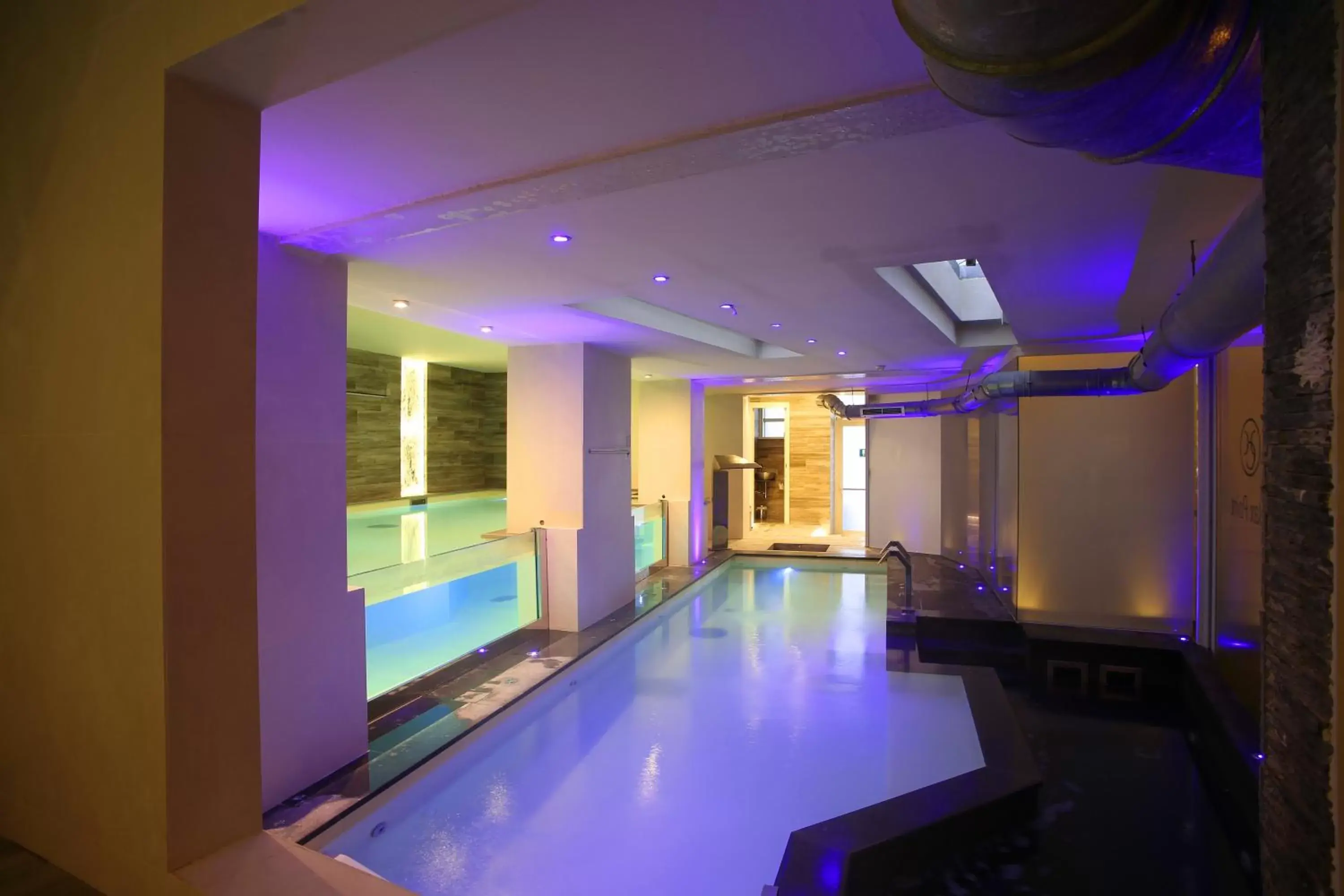 Hot Spring Bath, Swimming Pool in Hotel Columbia Wellness & Spa