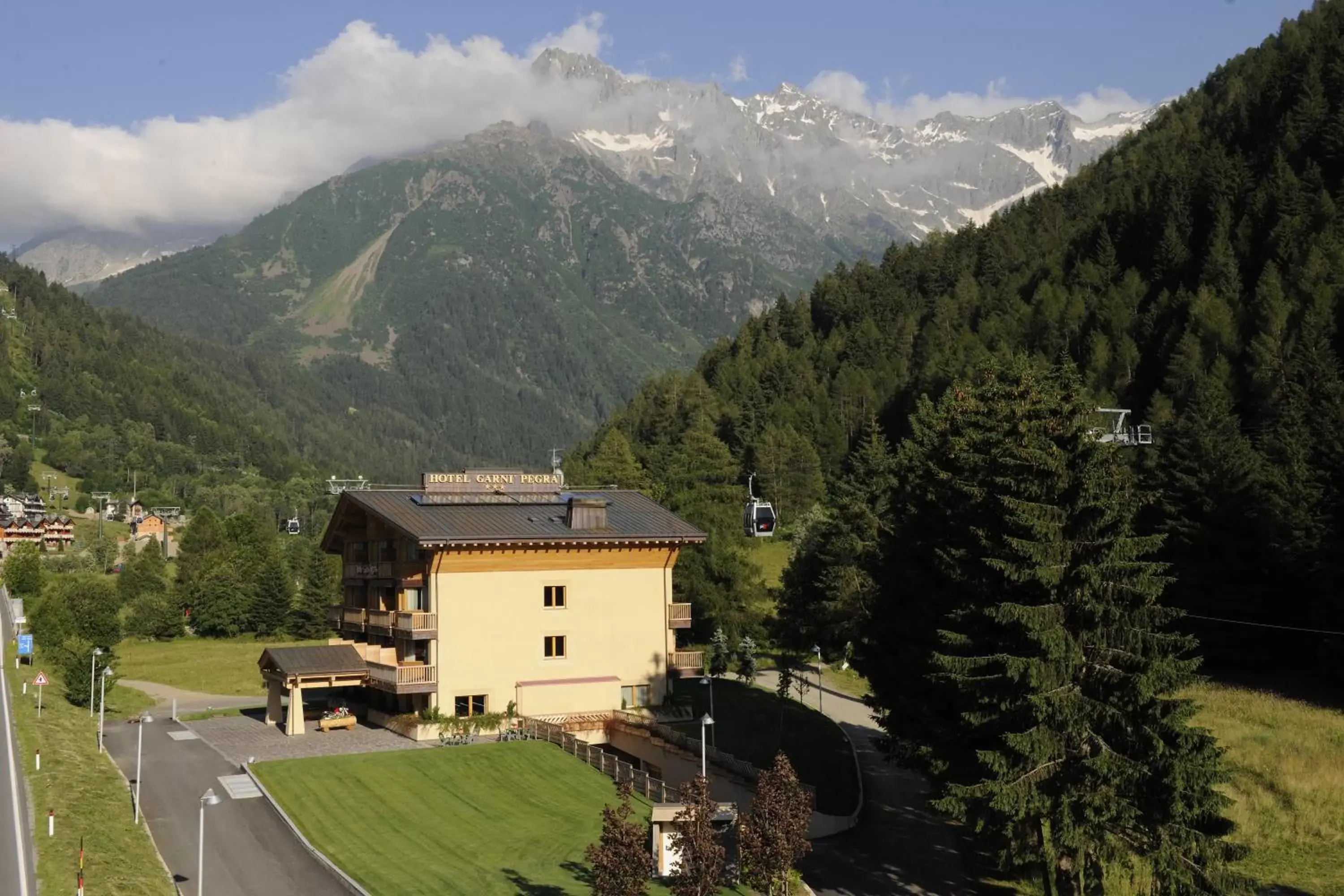 Property building, Bird's-eye View in Hotel Garni Pegrà