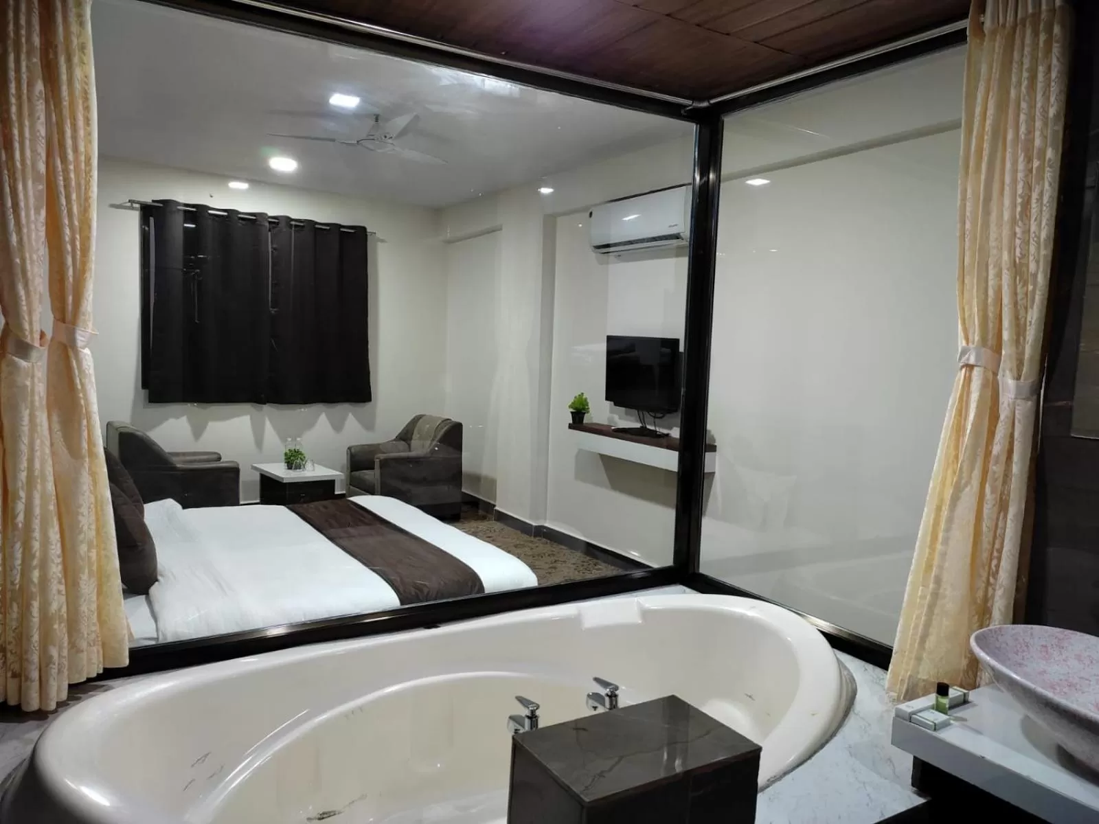 Bedroom, Bed in Hotel Jurkis, Kolhapur