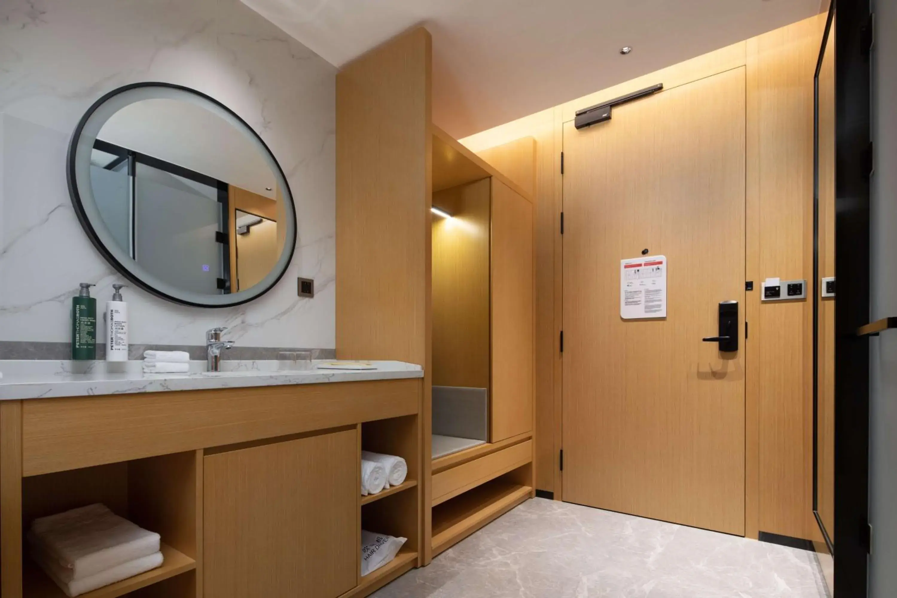 Photo of the whole room, Bathroom in Hilton Garden Inn Hangzhou Xiaoshan