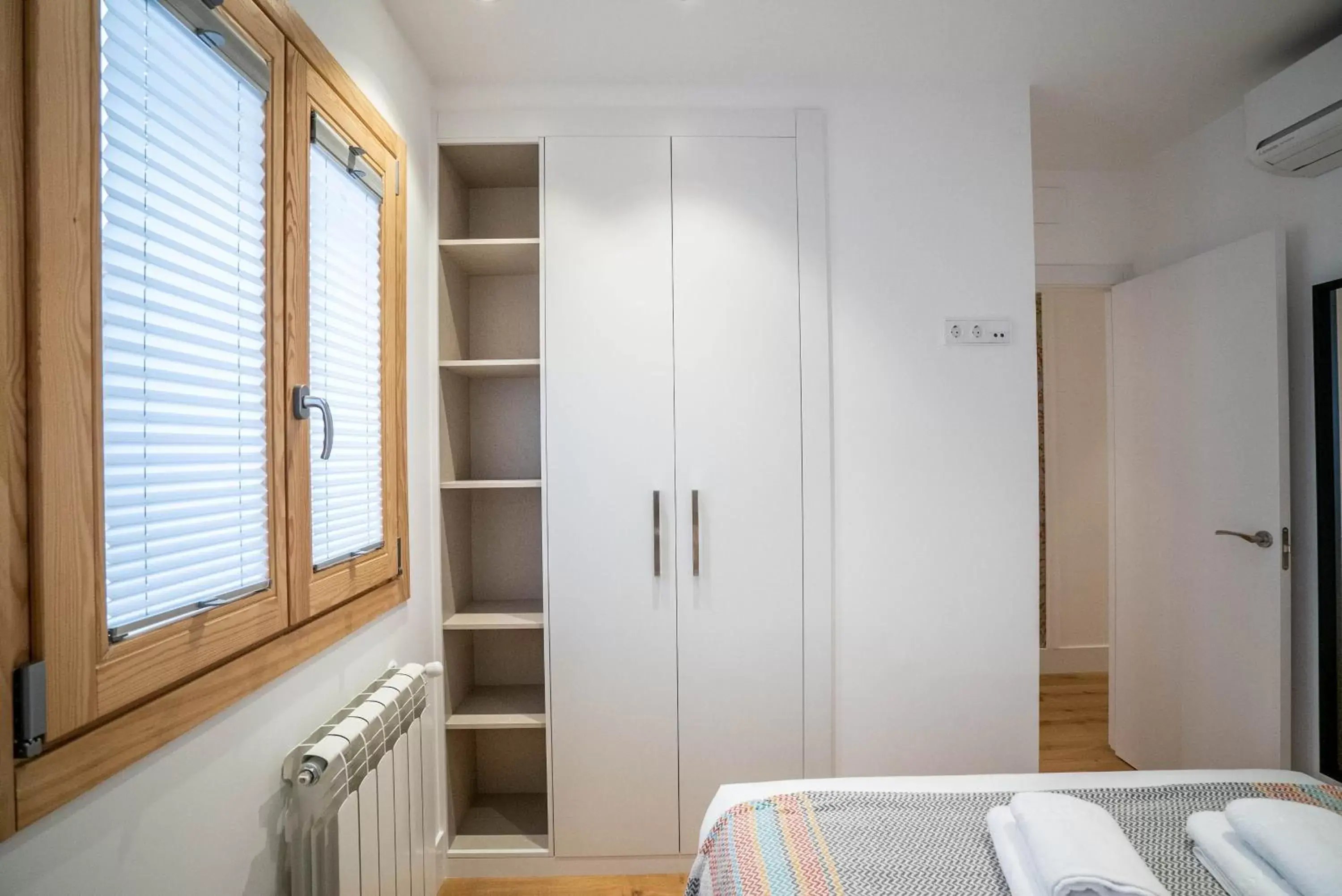 Bed, Bathroom in SmartRental Madrid Gran Via Apartments