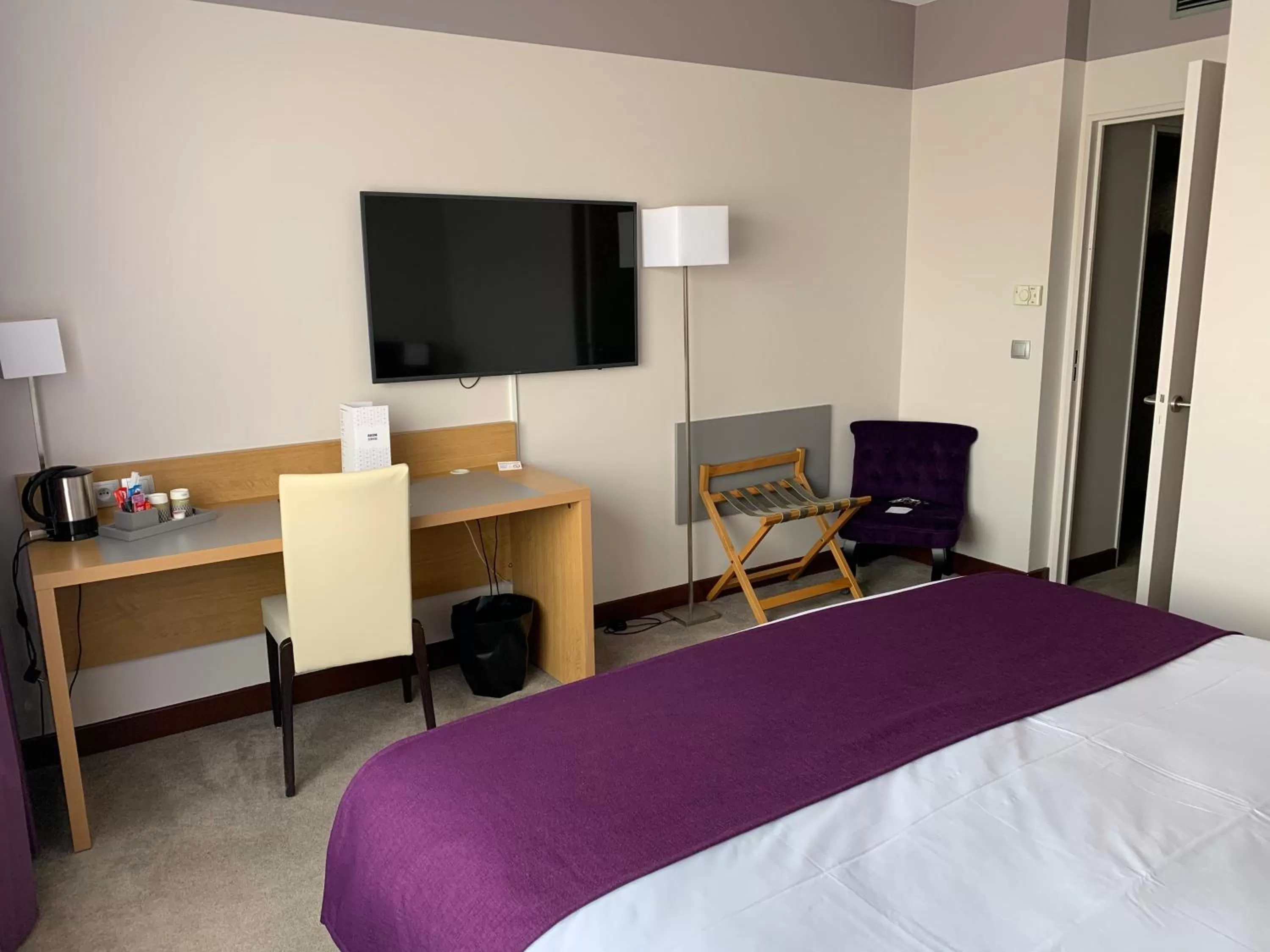 Photo of the whole room, Bed in Mercure Toulouse Aéroport Golf de Seilh