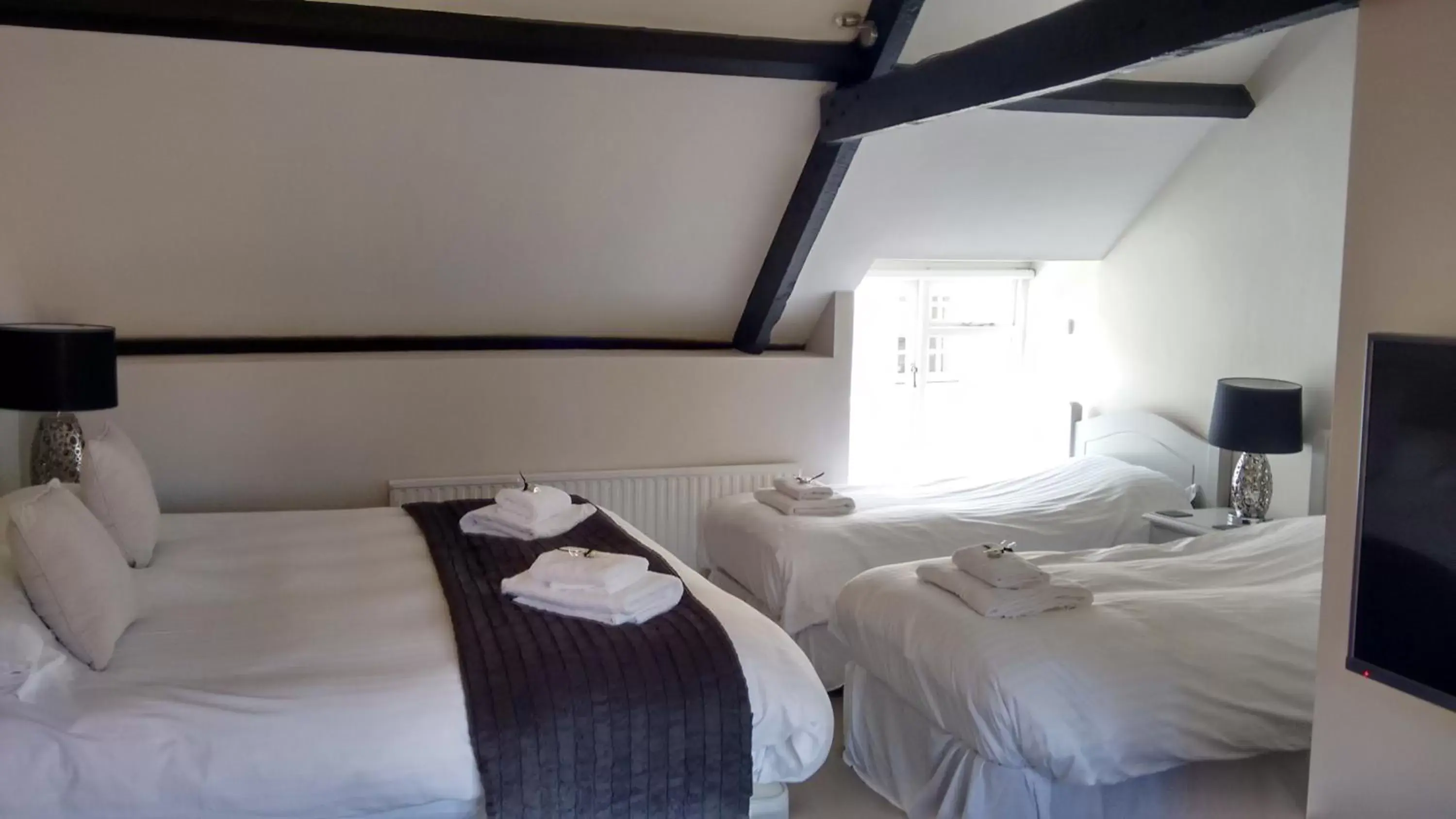 Bedroom, Bed in Dragon Inn