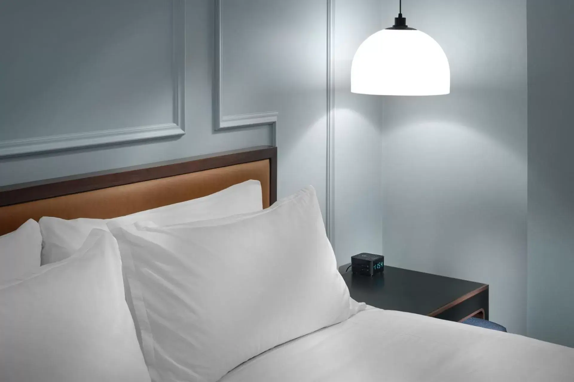 Bedroom, Bed in Axiom Hotel