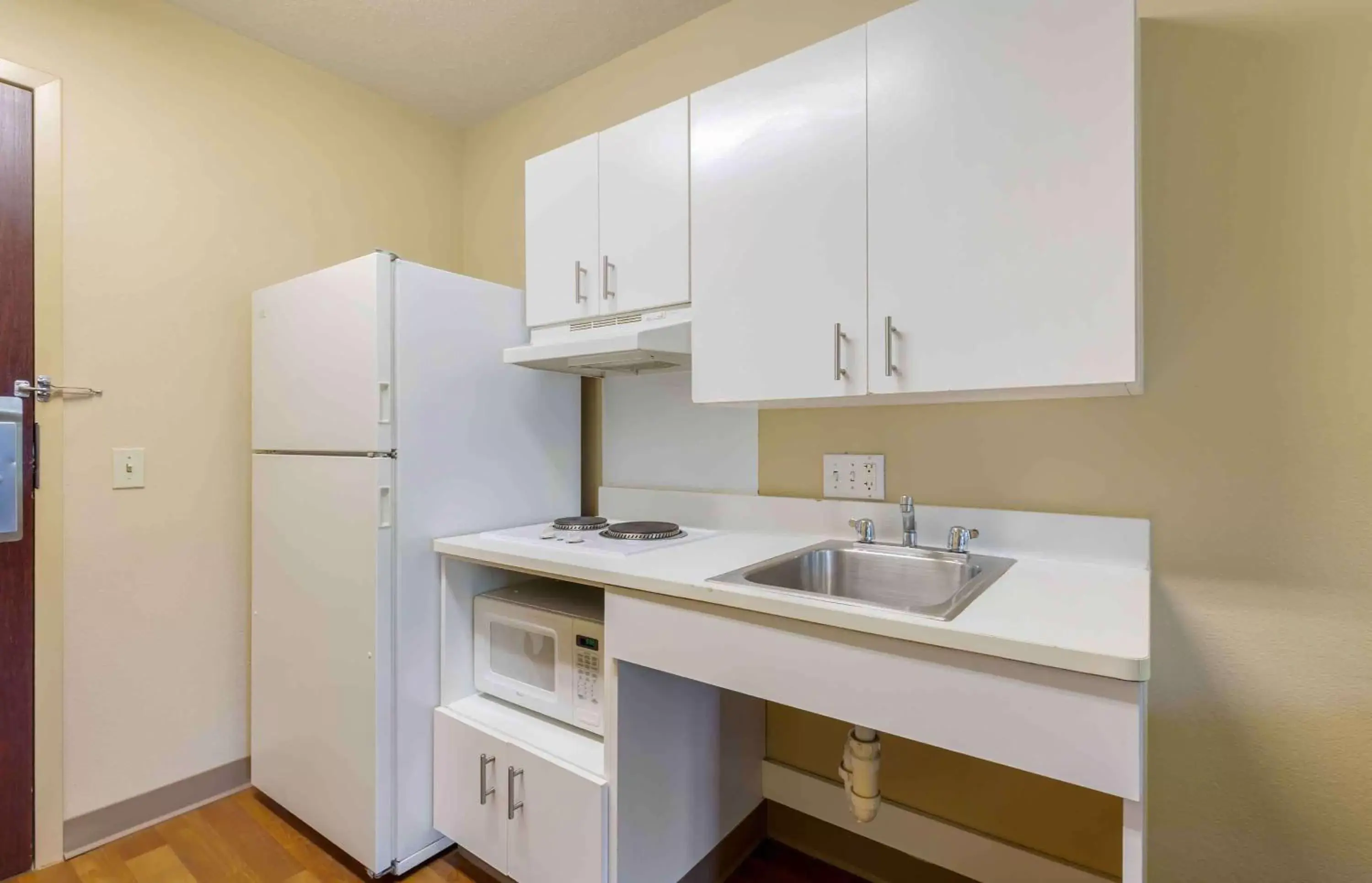 Bedroom, Kitchen/Kitchenette in Extended Stay America Suites - Washington, DC - Germantown - Milestone