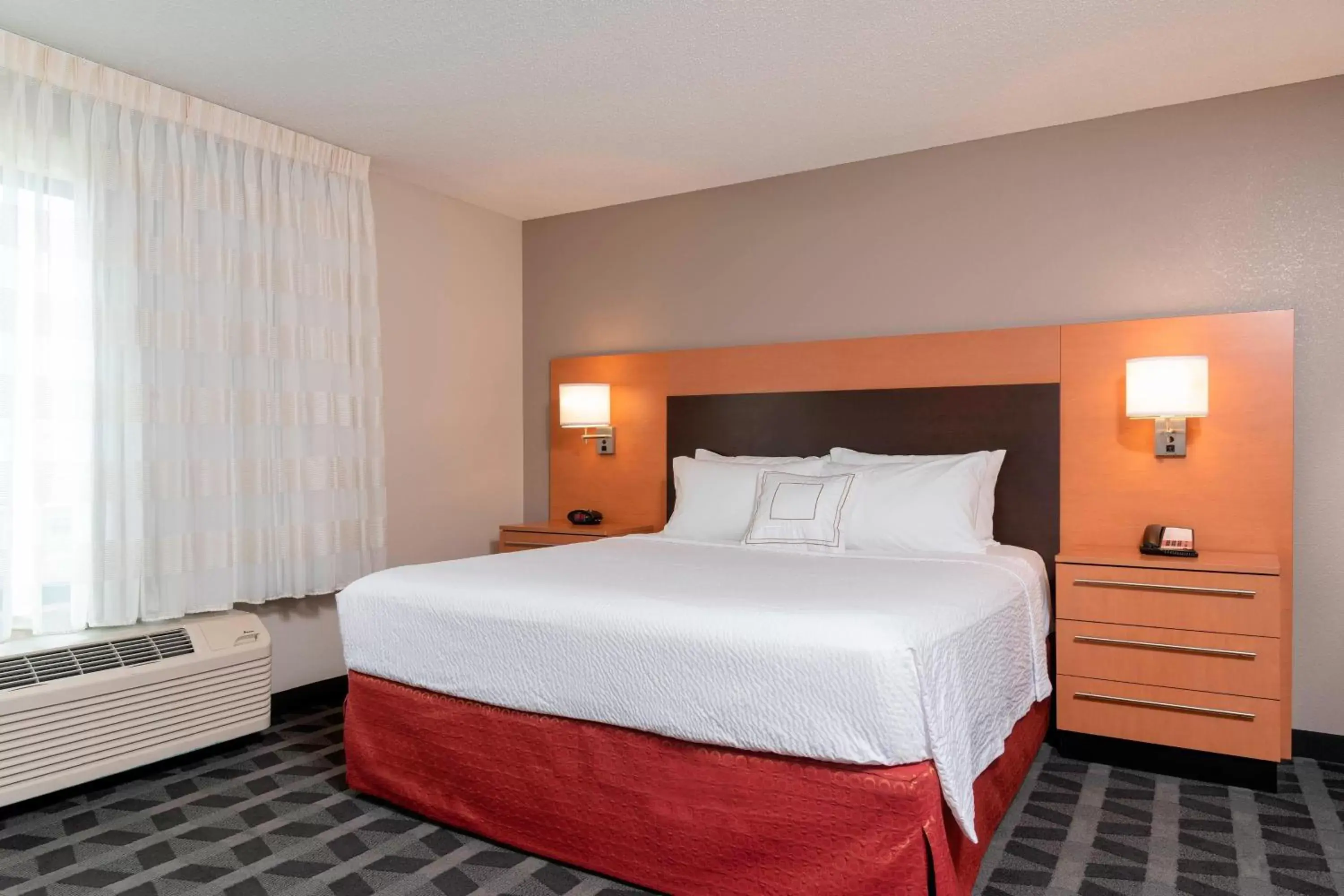 Bedroom, Bed in TownePlace Suites Fort Wayne North