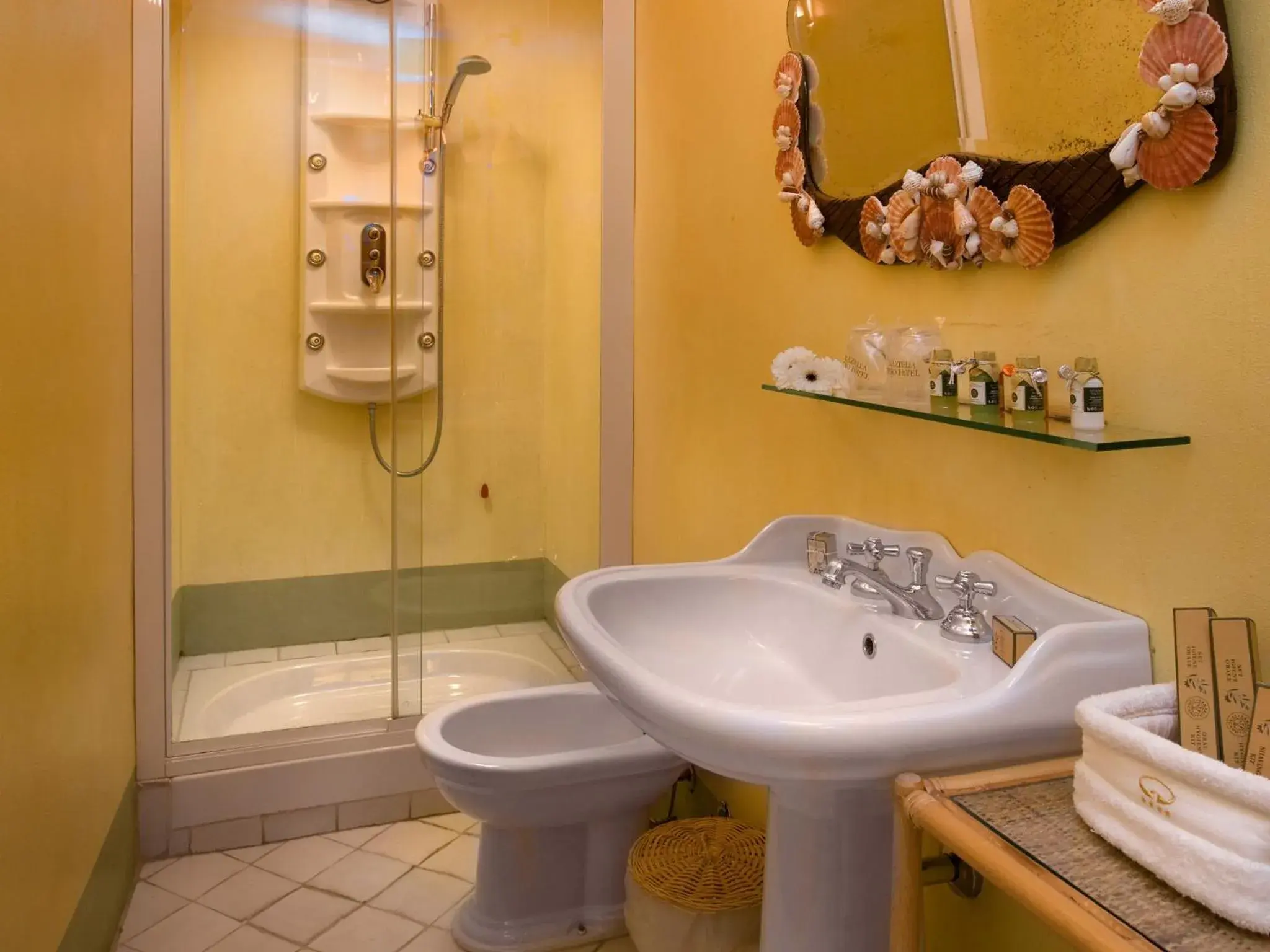 Shower, Bathroom in Graziella Patio Hotel