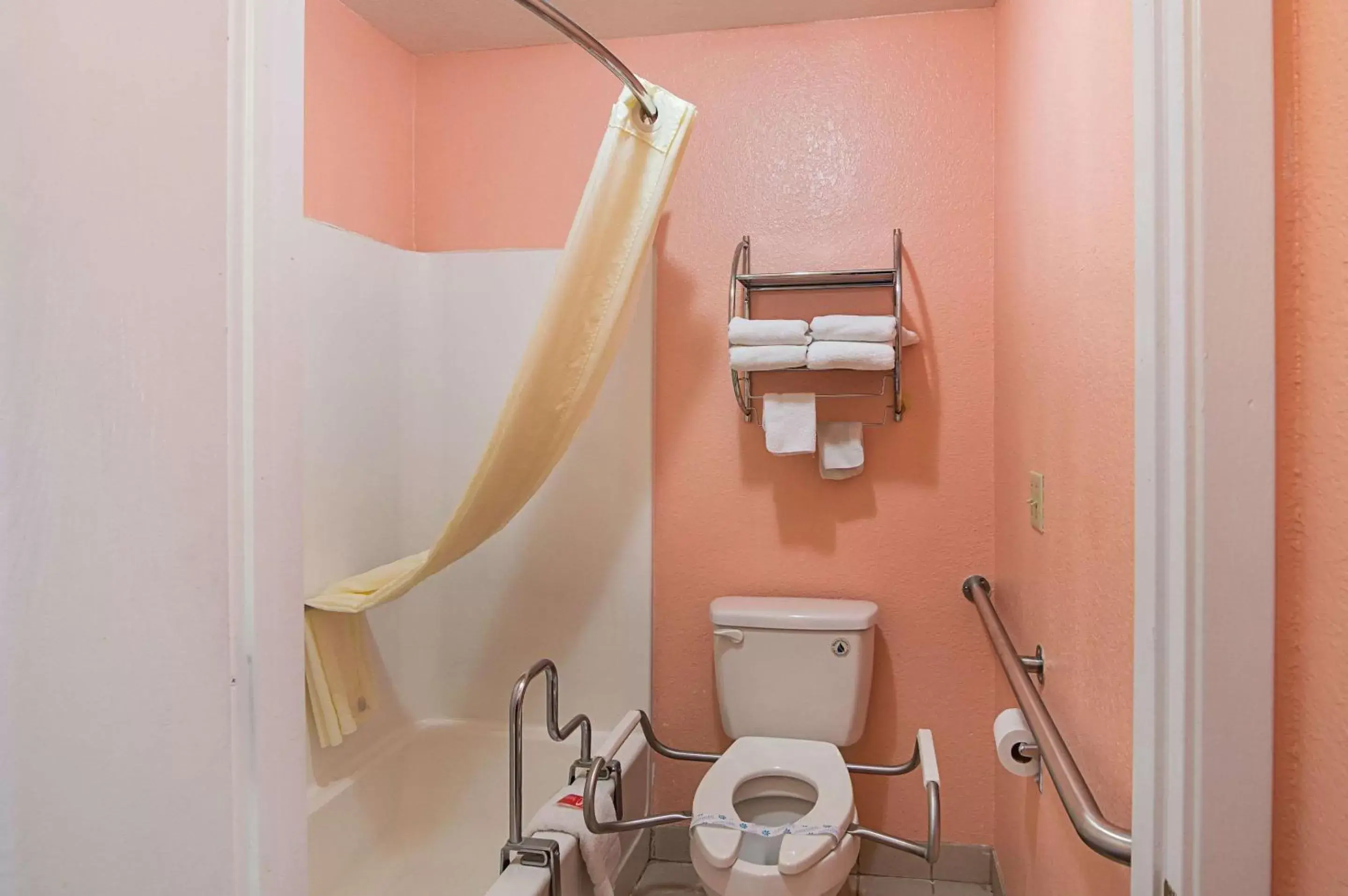 Bathroom in Econo Lodge Dalhart Hwy 54 - Hwy 287