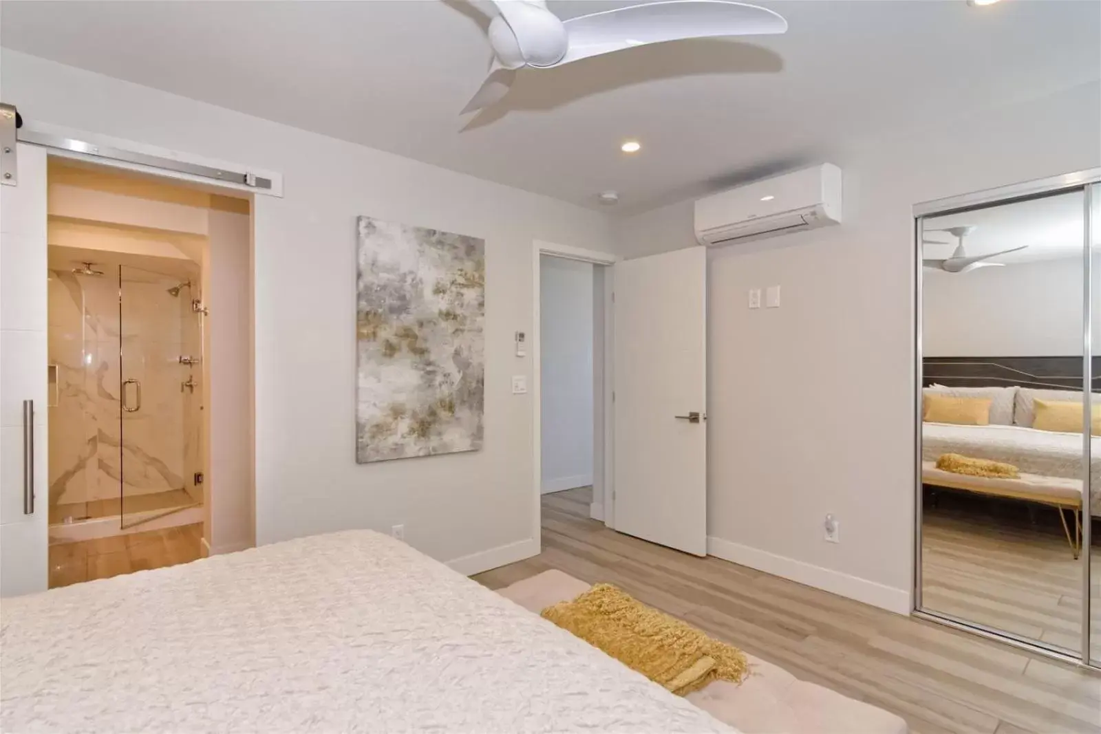 Kitchen or kitchenette, Bed in Ocean Villas Beach Front