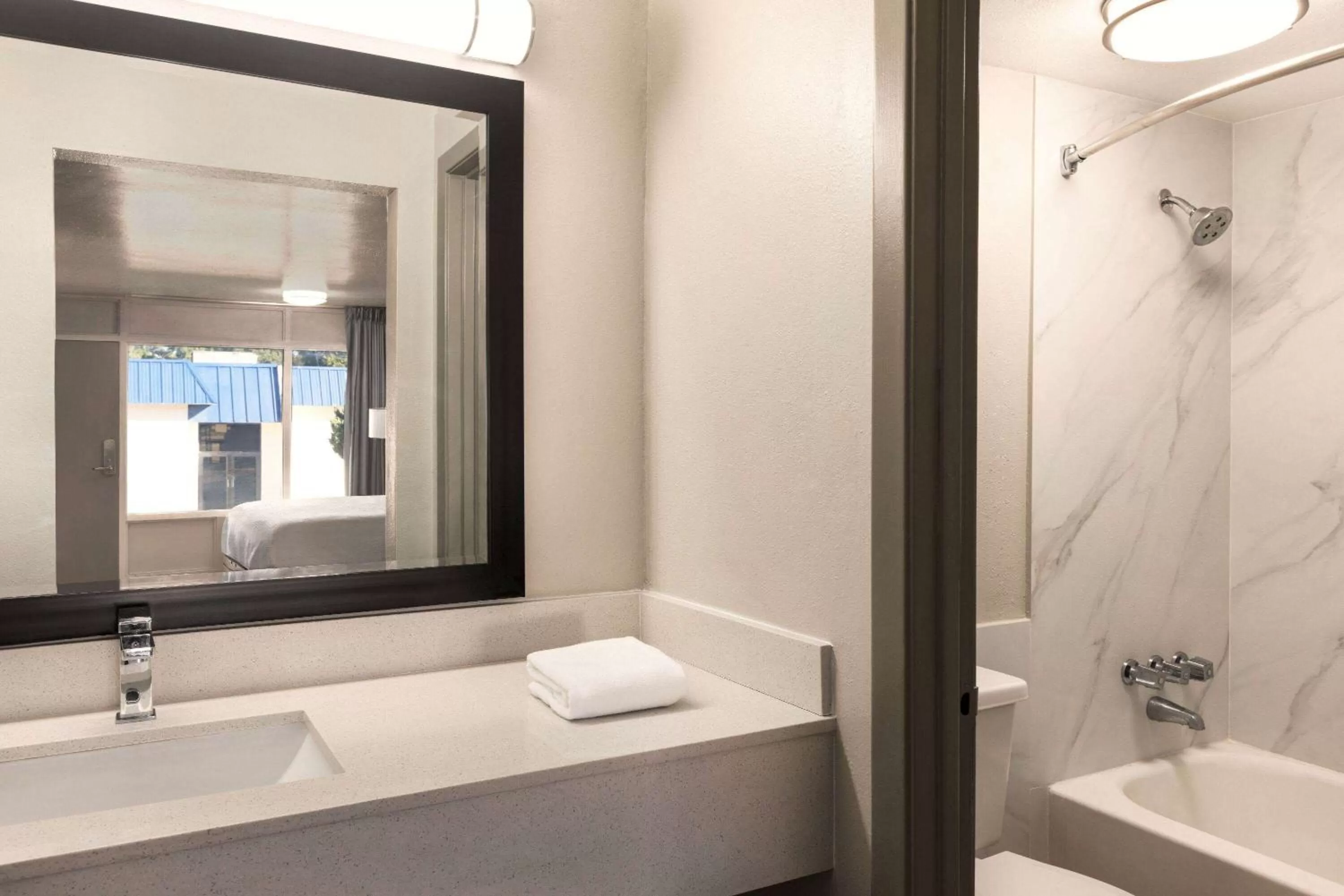 TV and multimedia in Days Inn by Wyndham McComb MS