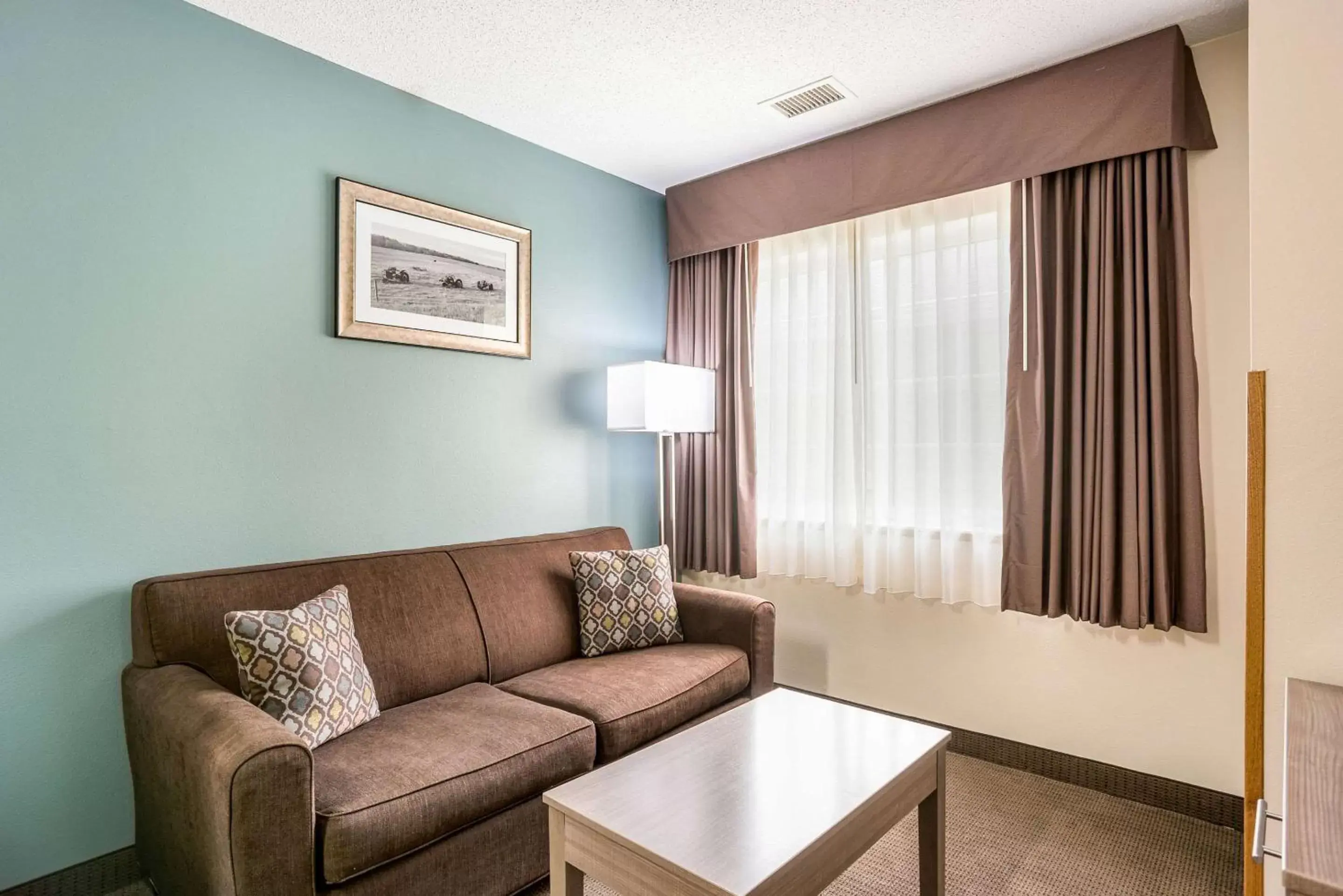 Living room, Seating Area in MainStay Suites Cedar Rapids North - Marion