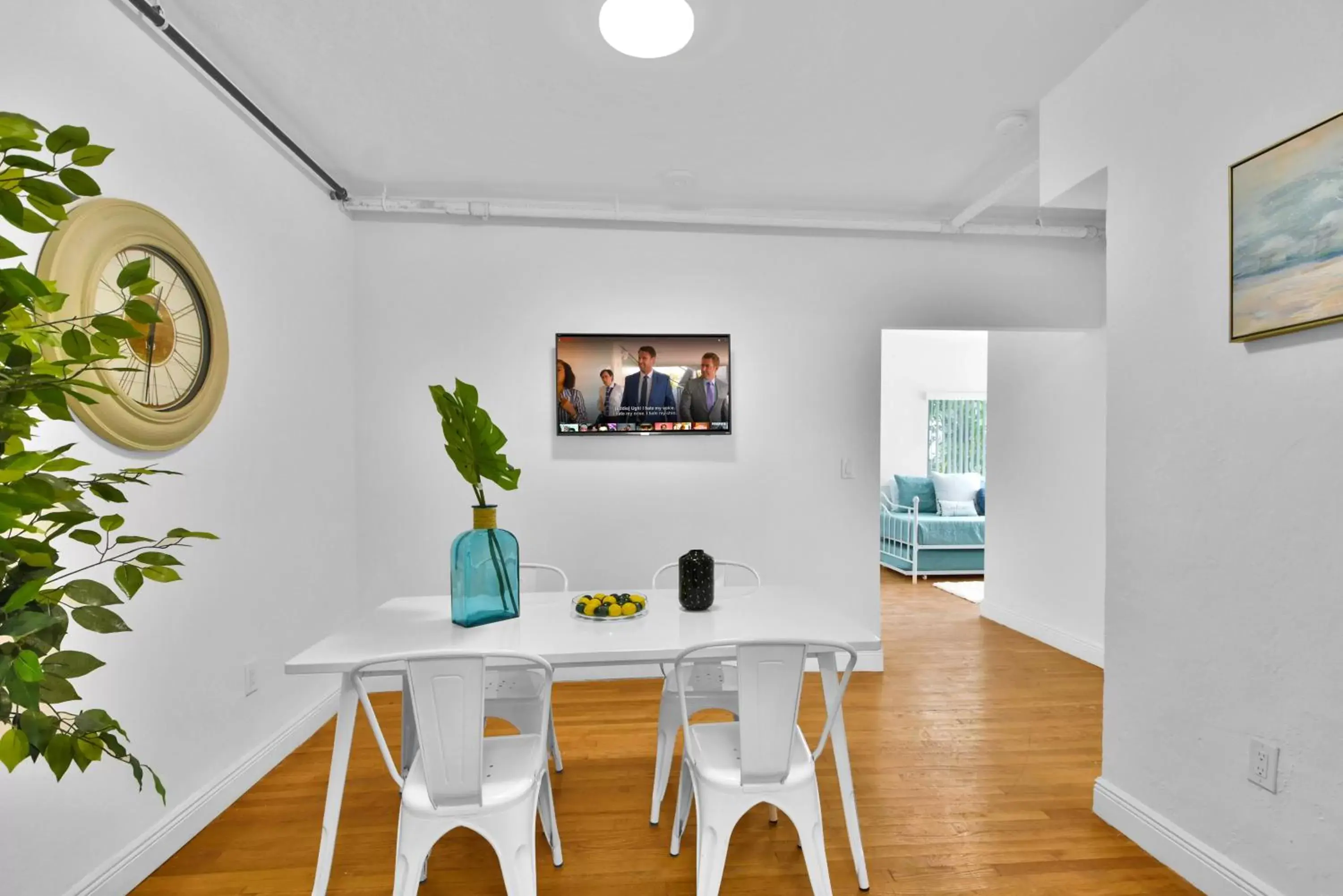 TV and multimedia, Dining Area in West Deco