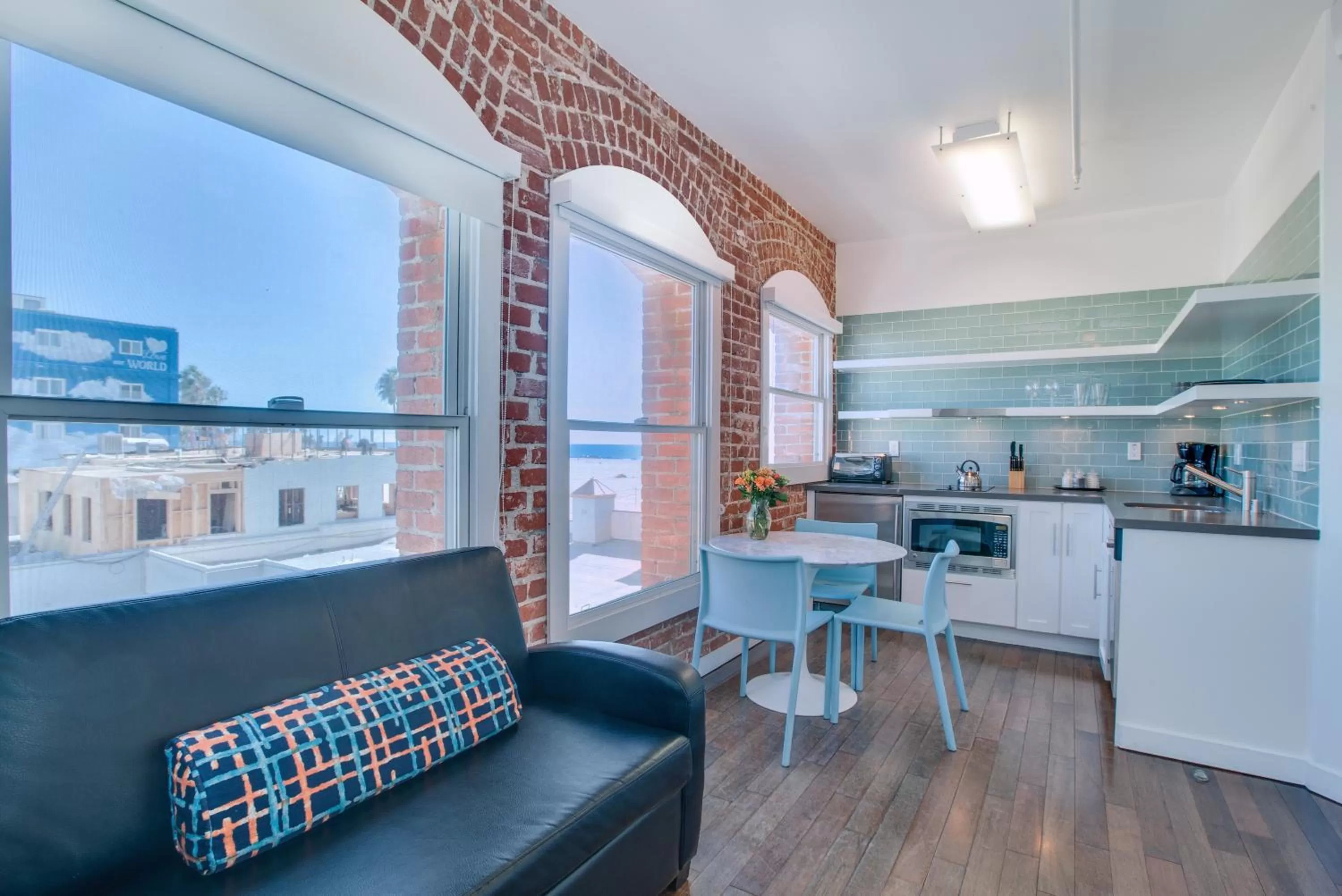 Coffee/tea facilities in Venice Breeze Suites