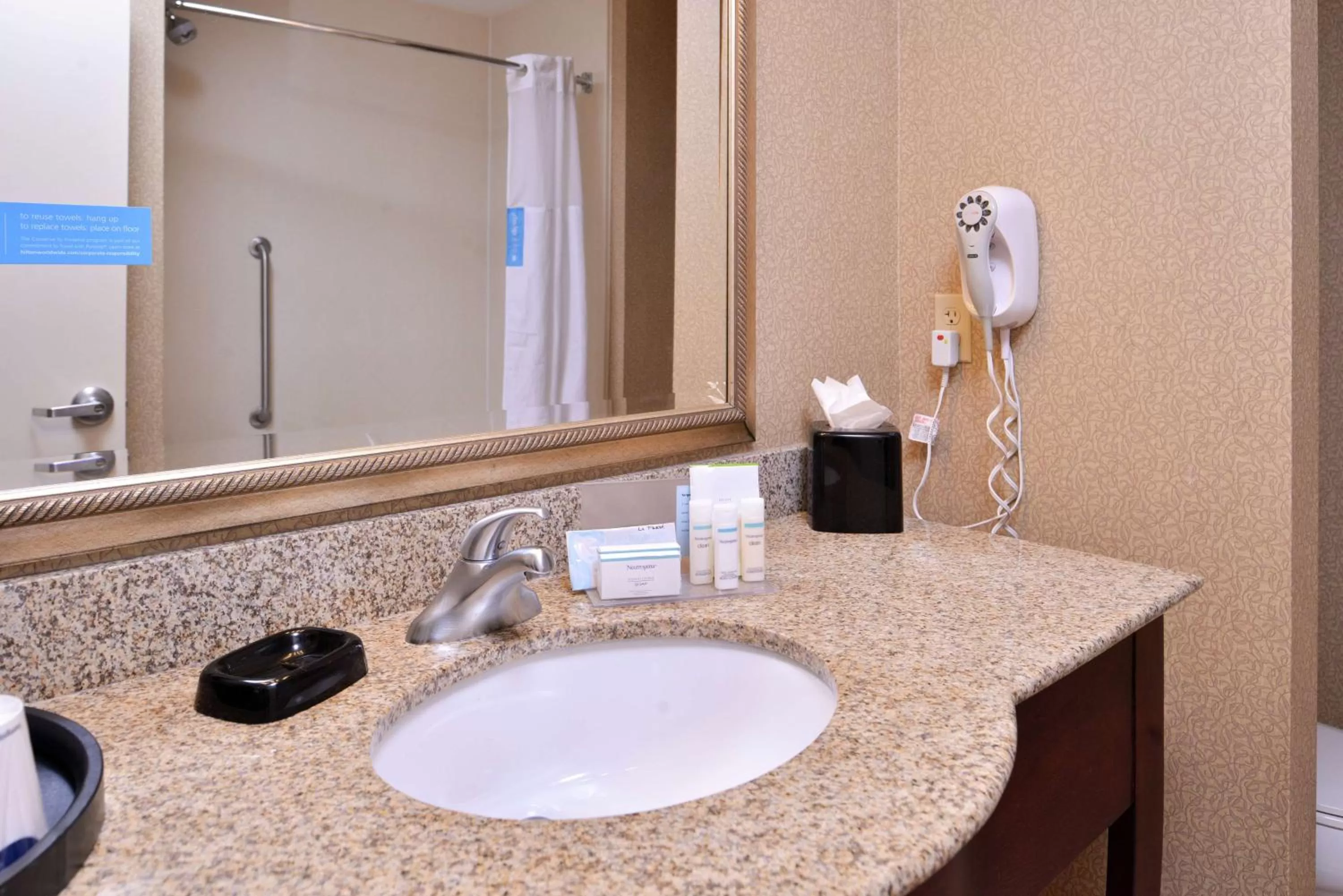 Bathroom in Hampton Inn Jackson-College Avenue