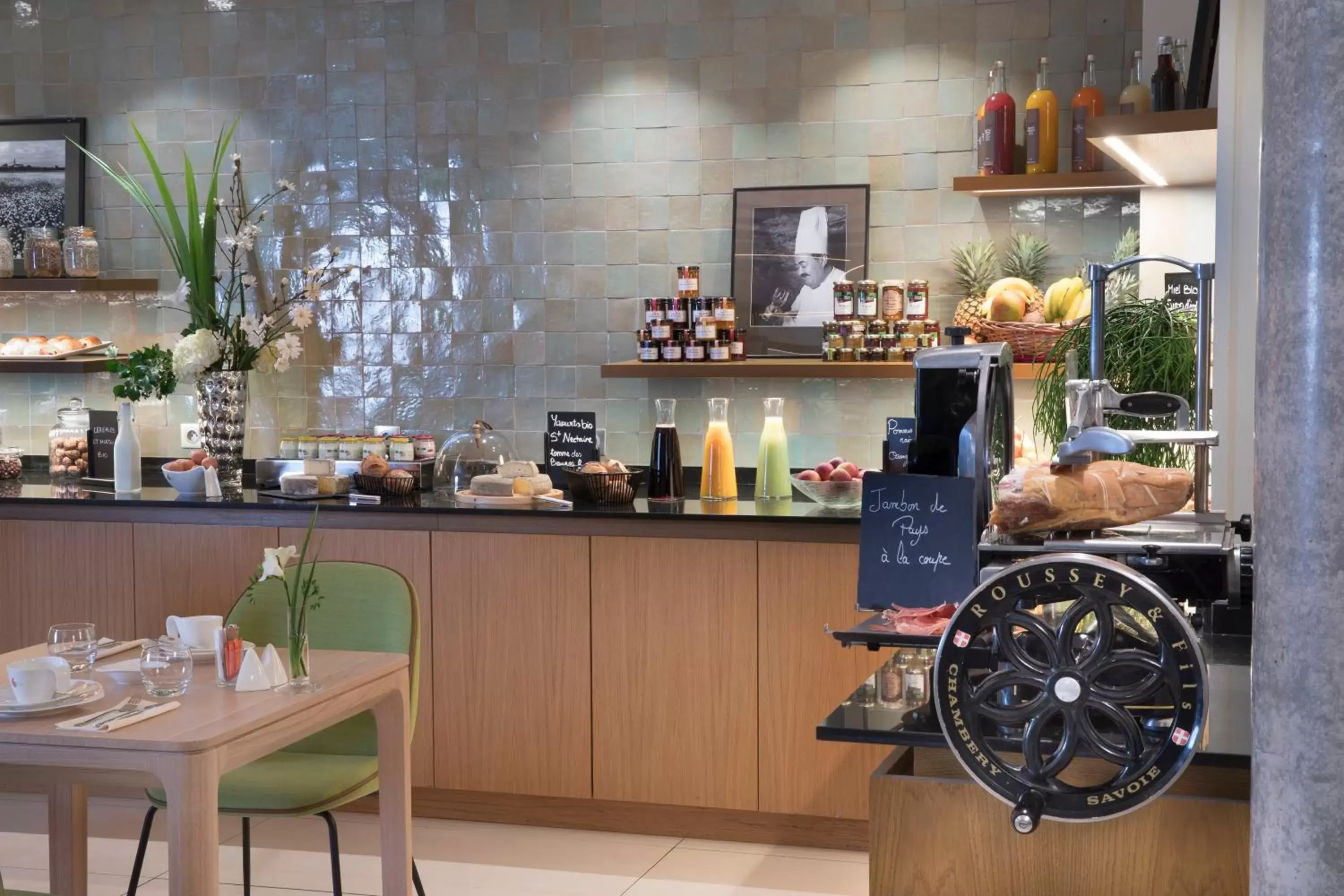 Continental breakfast, Restaurant/Places to Eat in Hotel Le Six