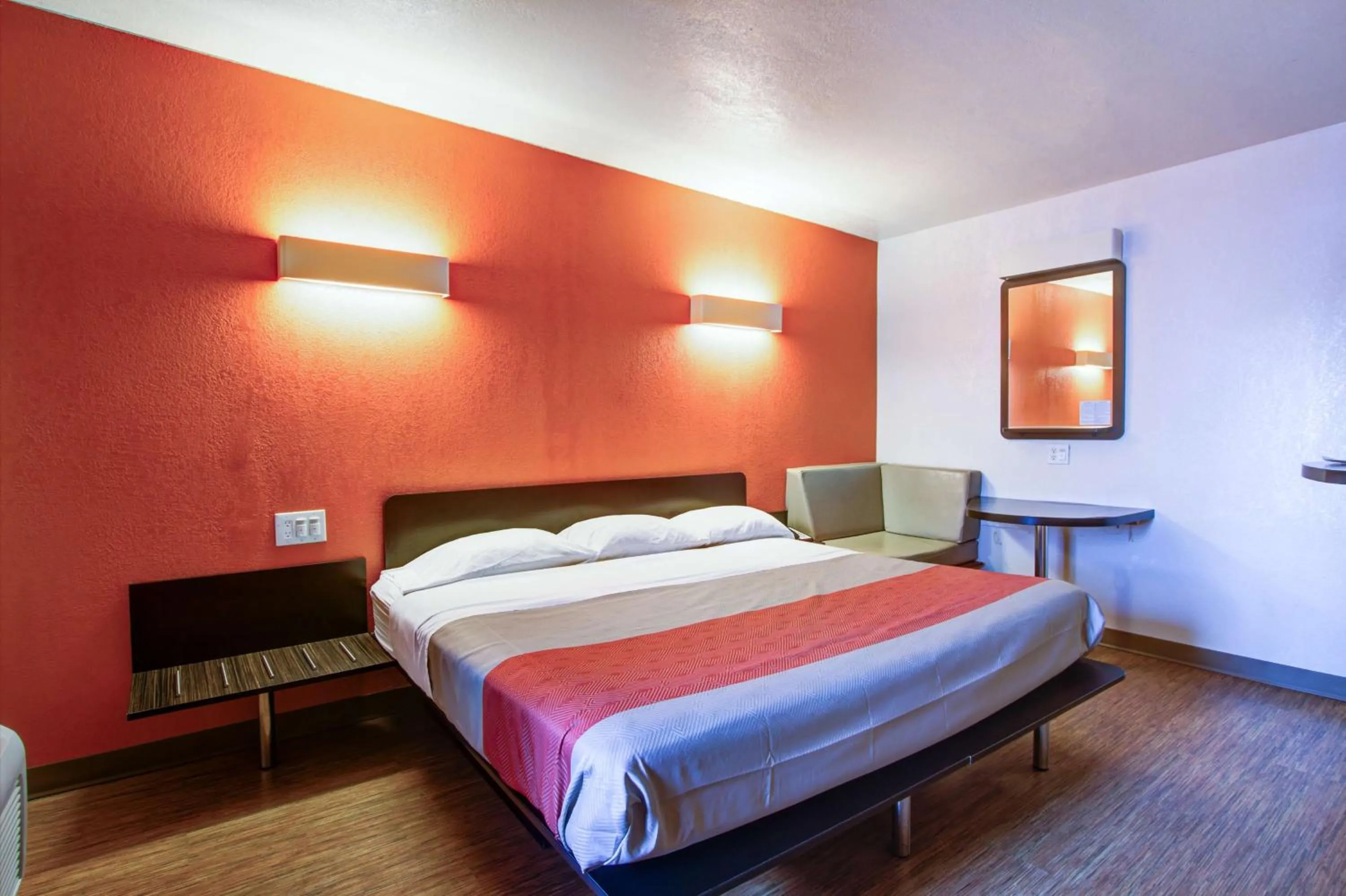 TV and multimedia, Bed in Motel 6-Richfield, OH