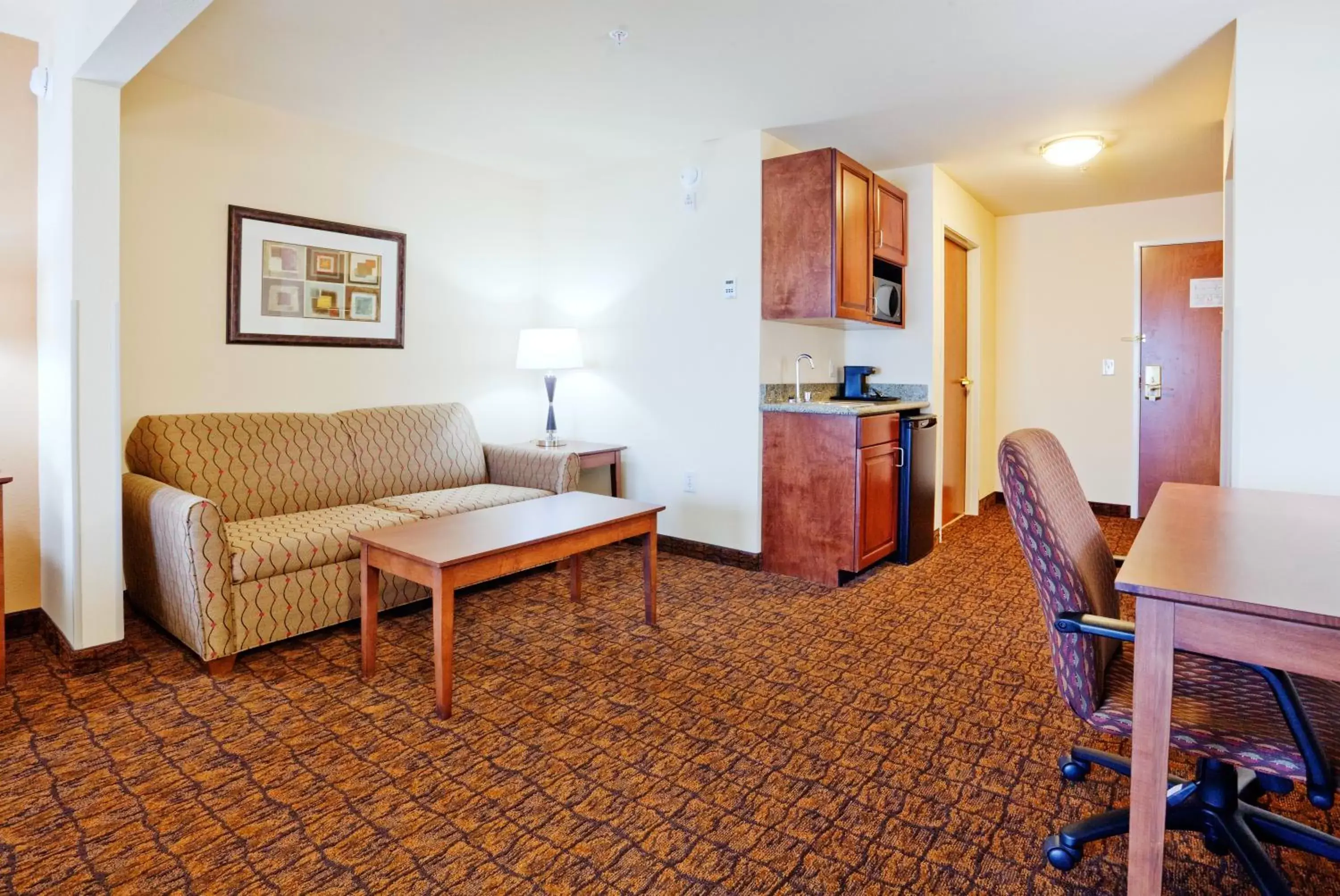 Photo of the whole room, Seating Area in Holiday Inn Express Hotel & Suites Mount Airy, an IHG Hotel