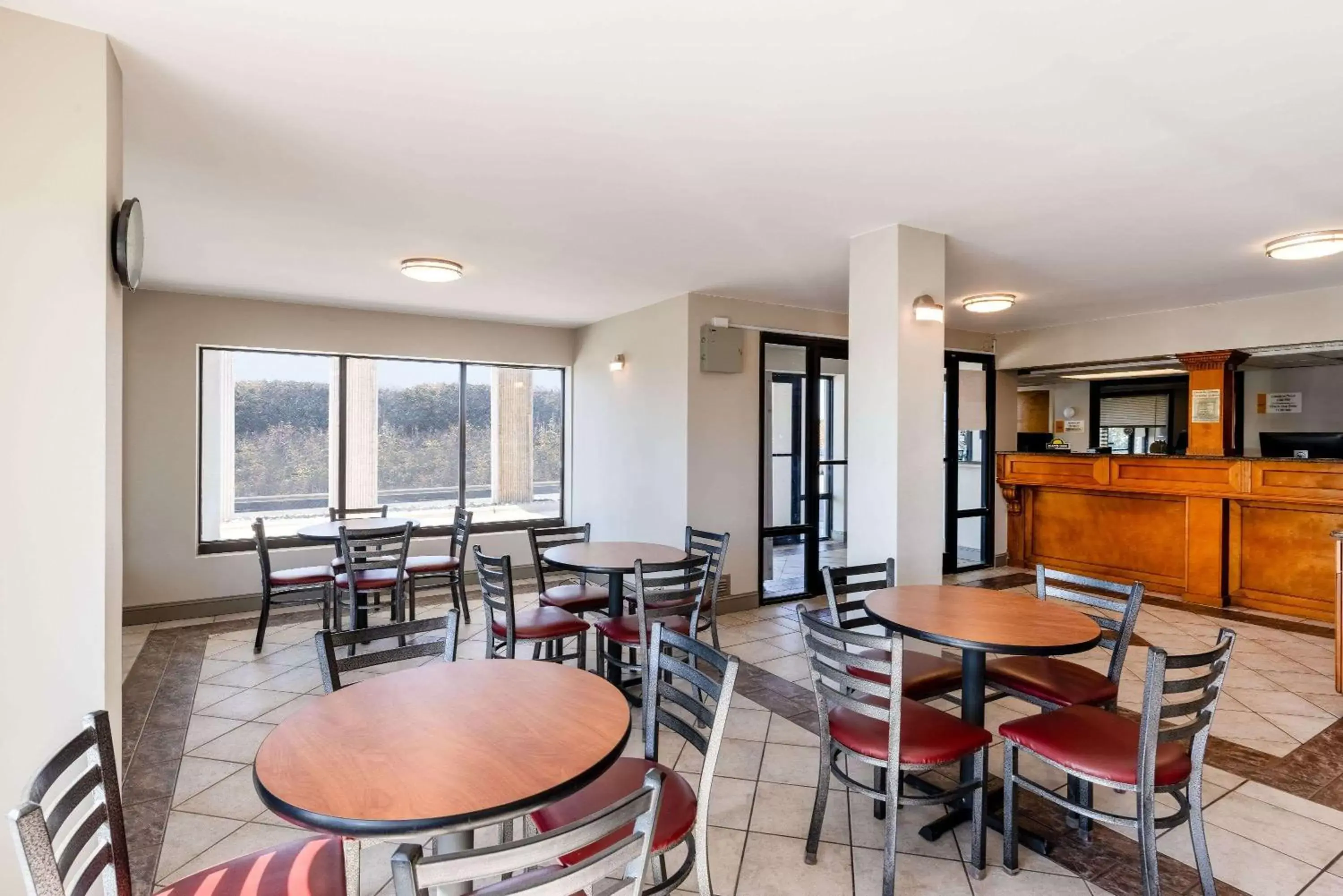 Lobby or reception, Restaurant/Places to Eat in Days Inn by Wyndham Mooresville Lake Norman