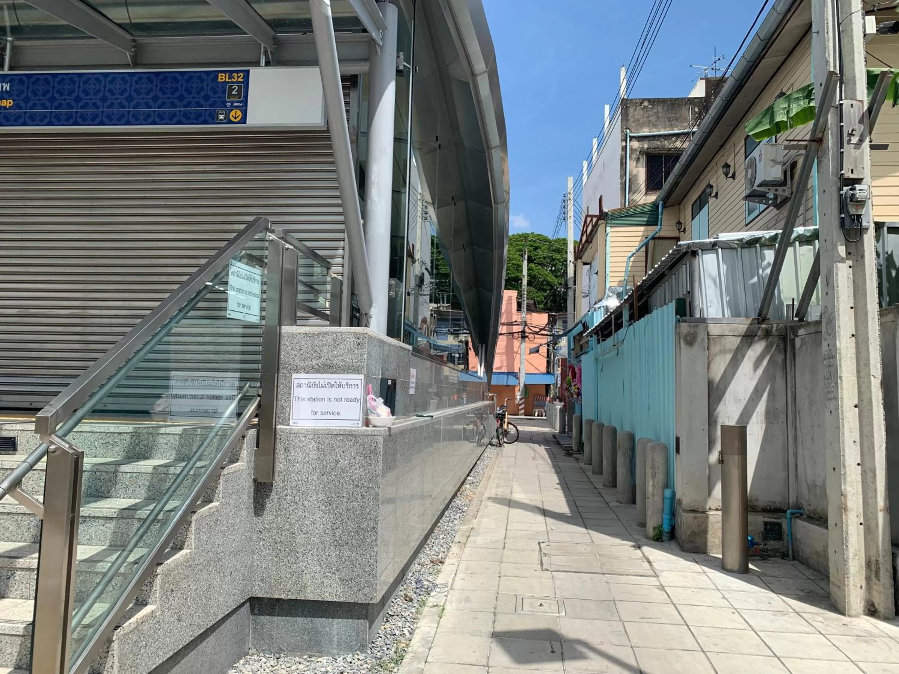 Neighbourhood in Achcha hotel - itsaraphap MRT station - Wat Arun