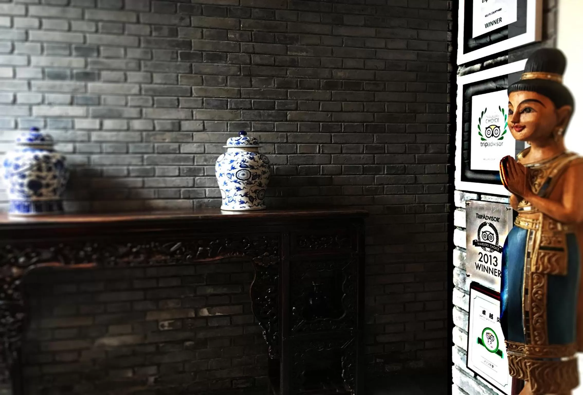 Decorative detail in Kelly‘s Courtyard Hotel