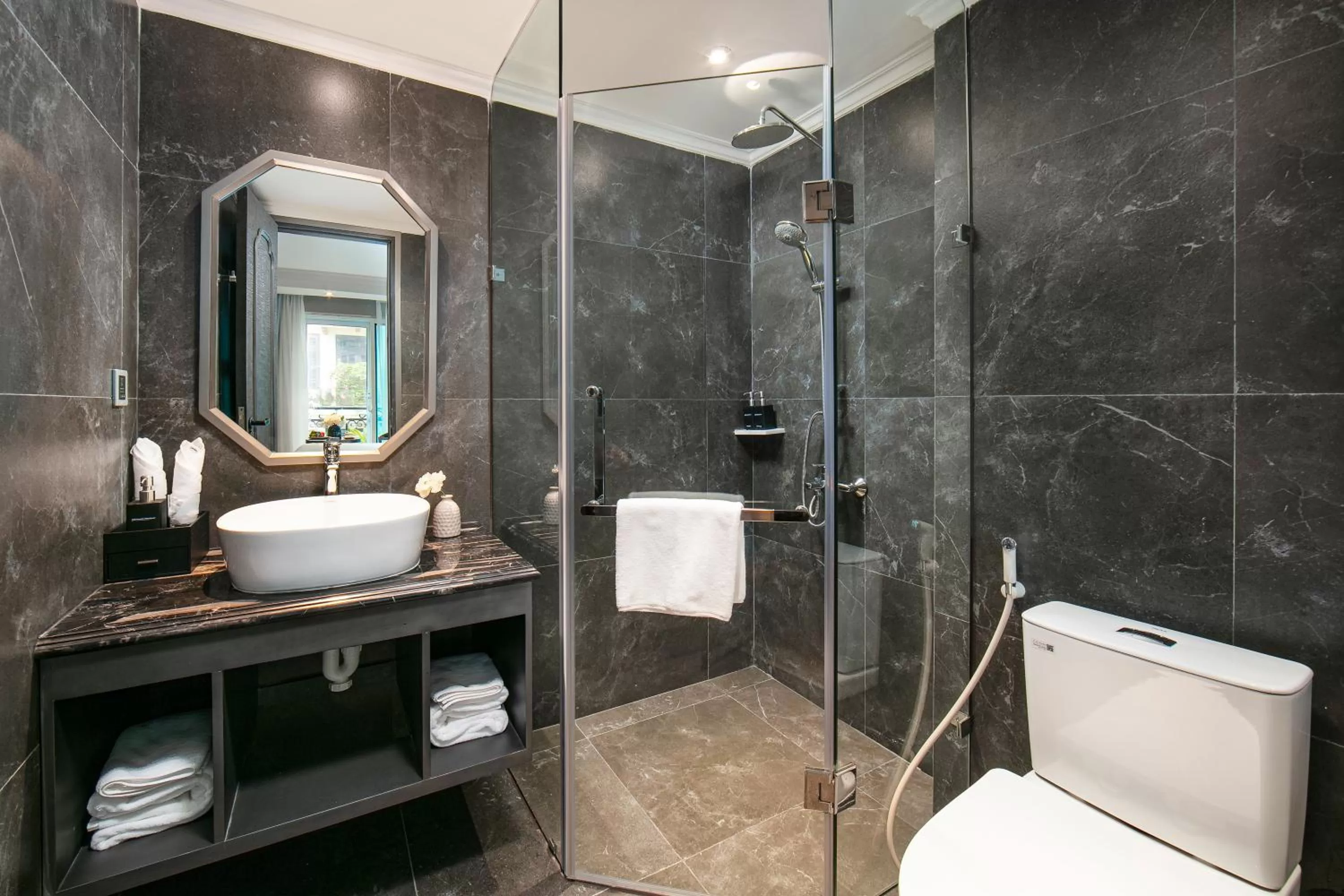 Toilet in Hanoi L'Heritage Hotel & Gym - Spa