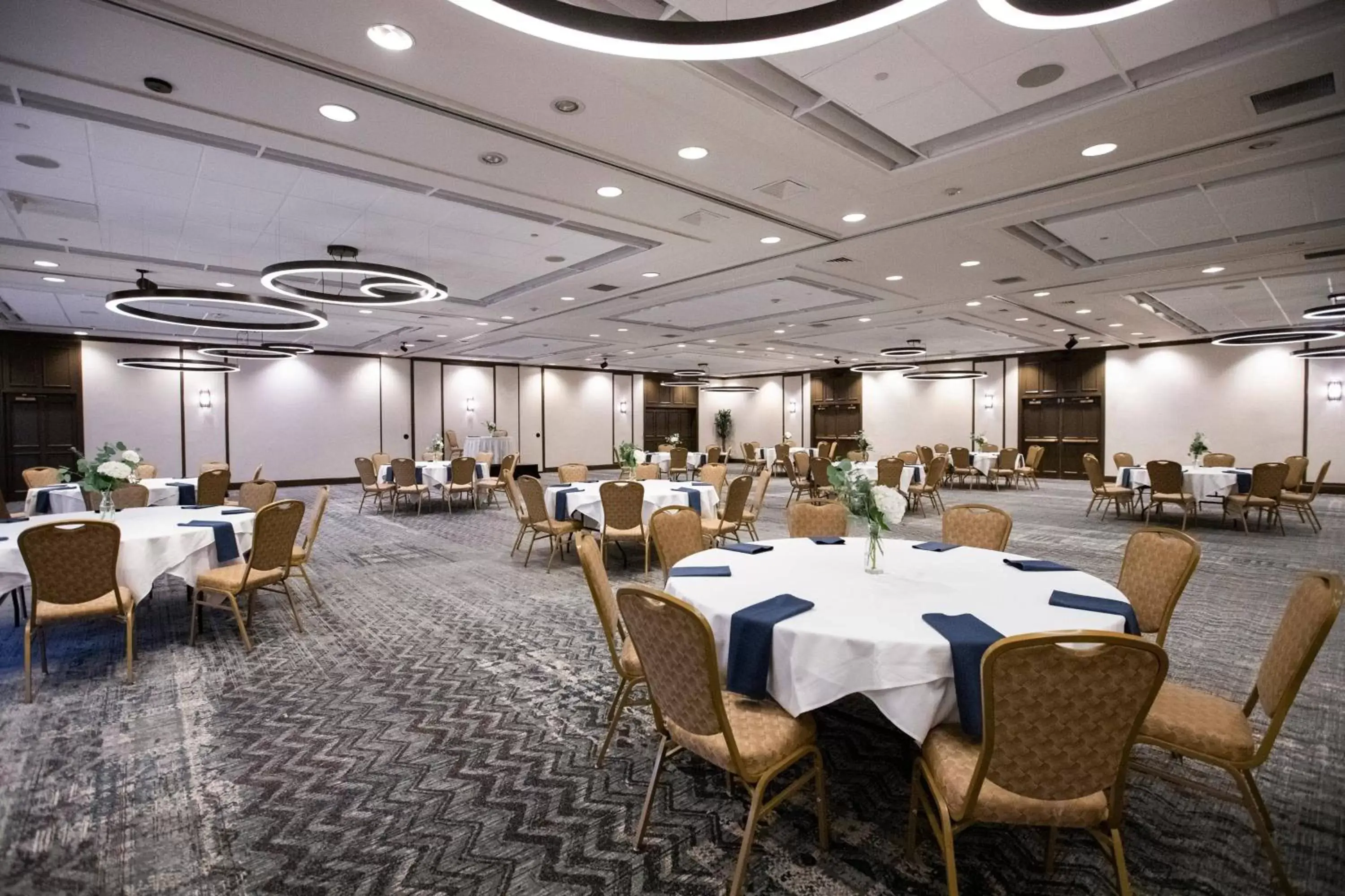 Meeting/conference room, Restaurant/Places to Eat in Delta Hotels by Marriott Burlington