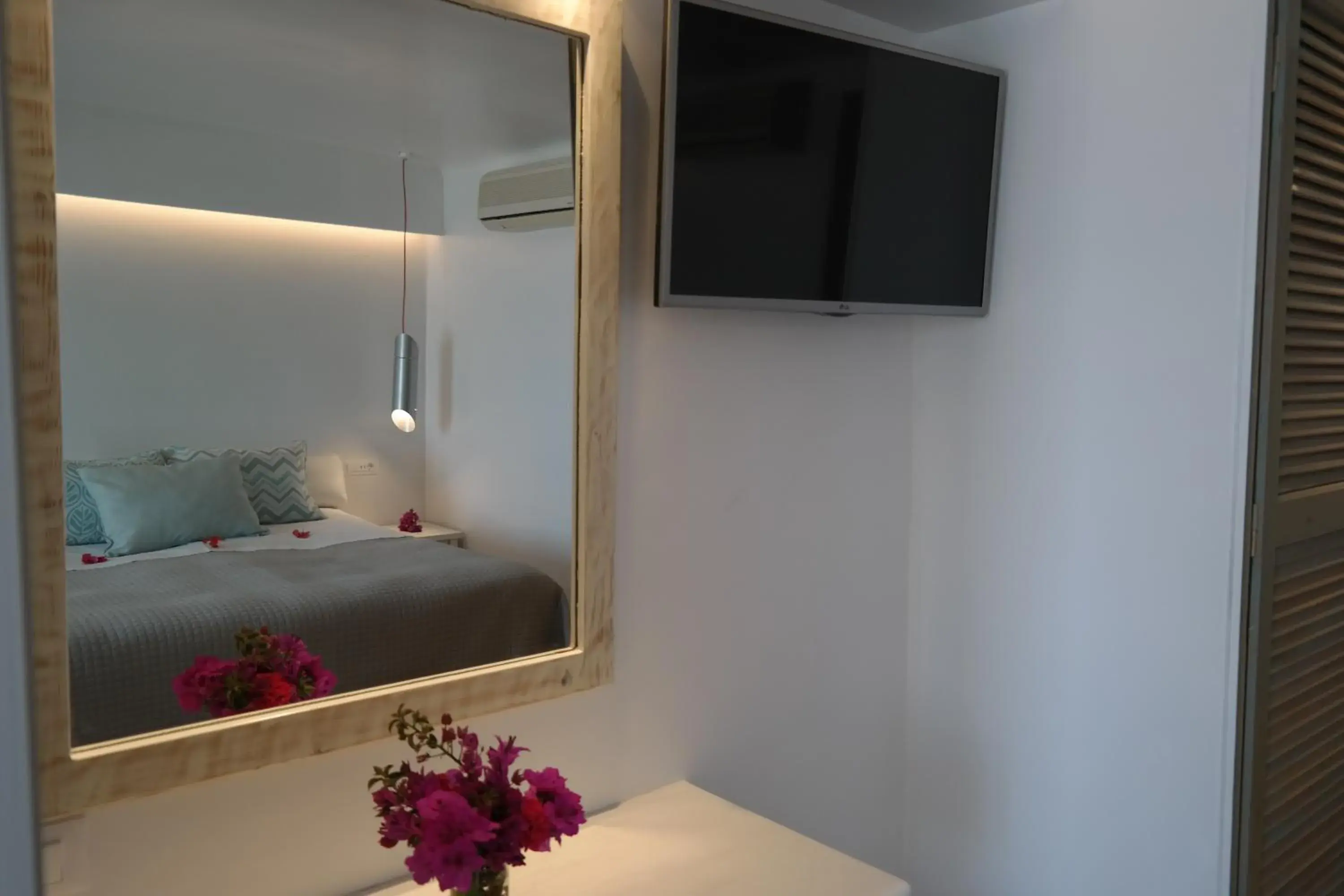 Bedroom, Bed in Mykonos View Hotel