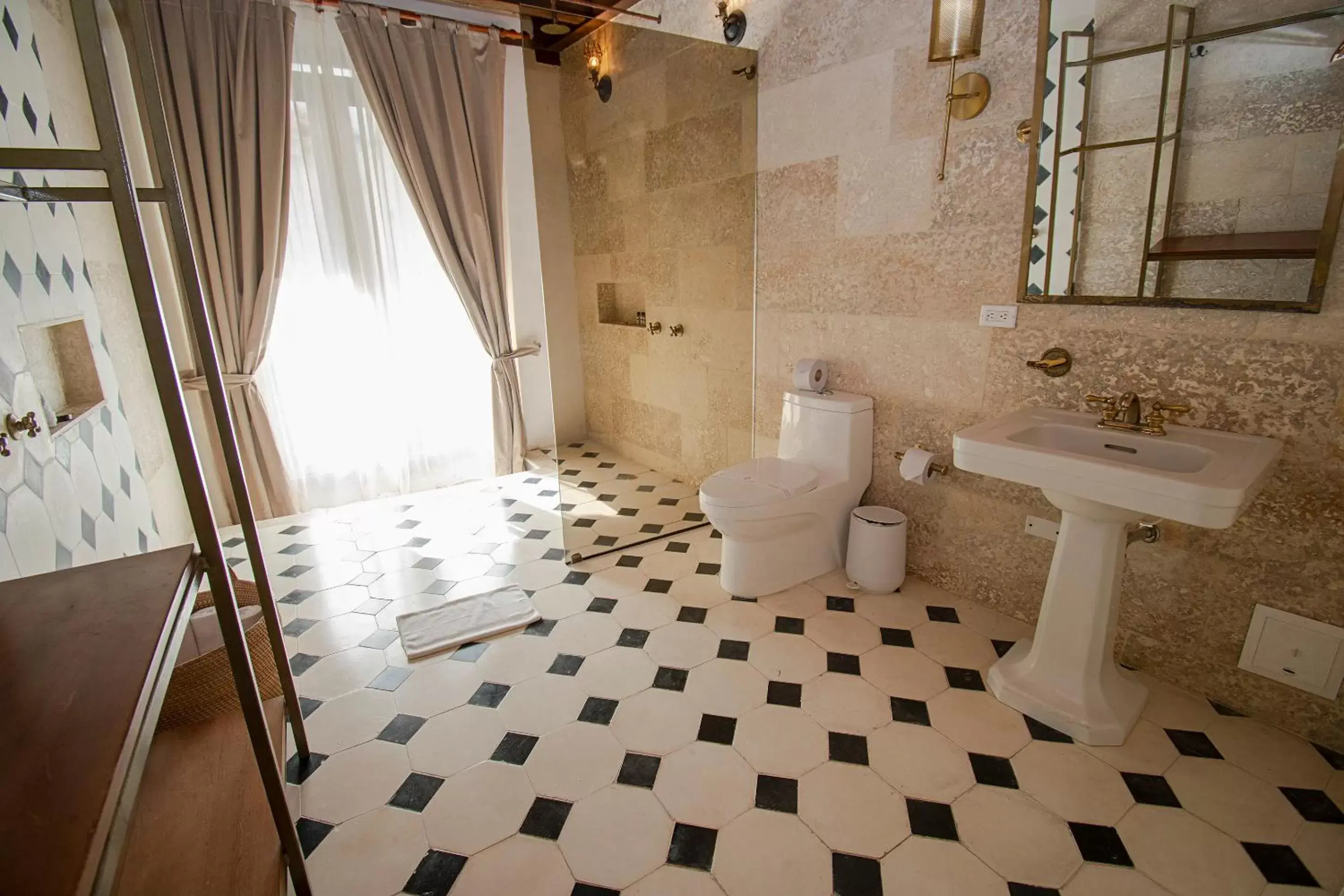 Shower, Bathroom in Hotel Casa La Factoria by Faranda Boutique, a member of Radisson Individuals