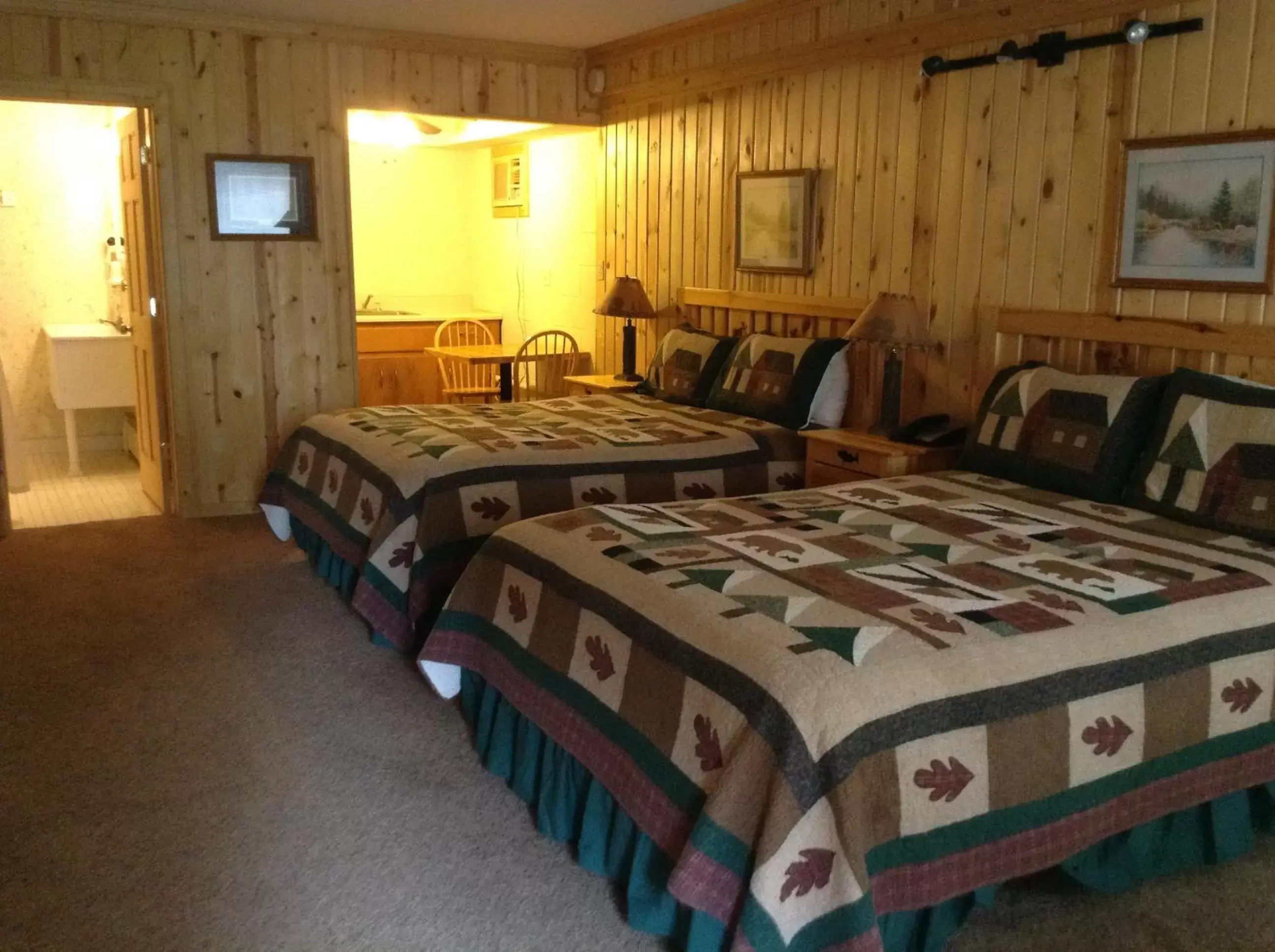 Bedroom, Bed in Willard Munger Inn