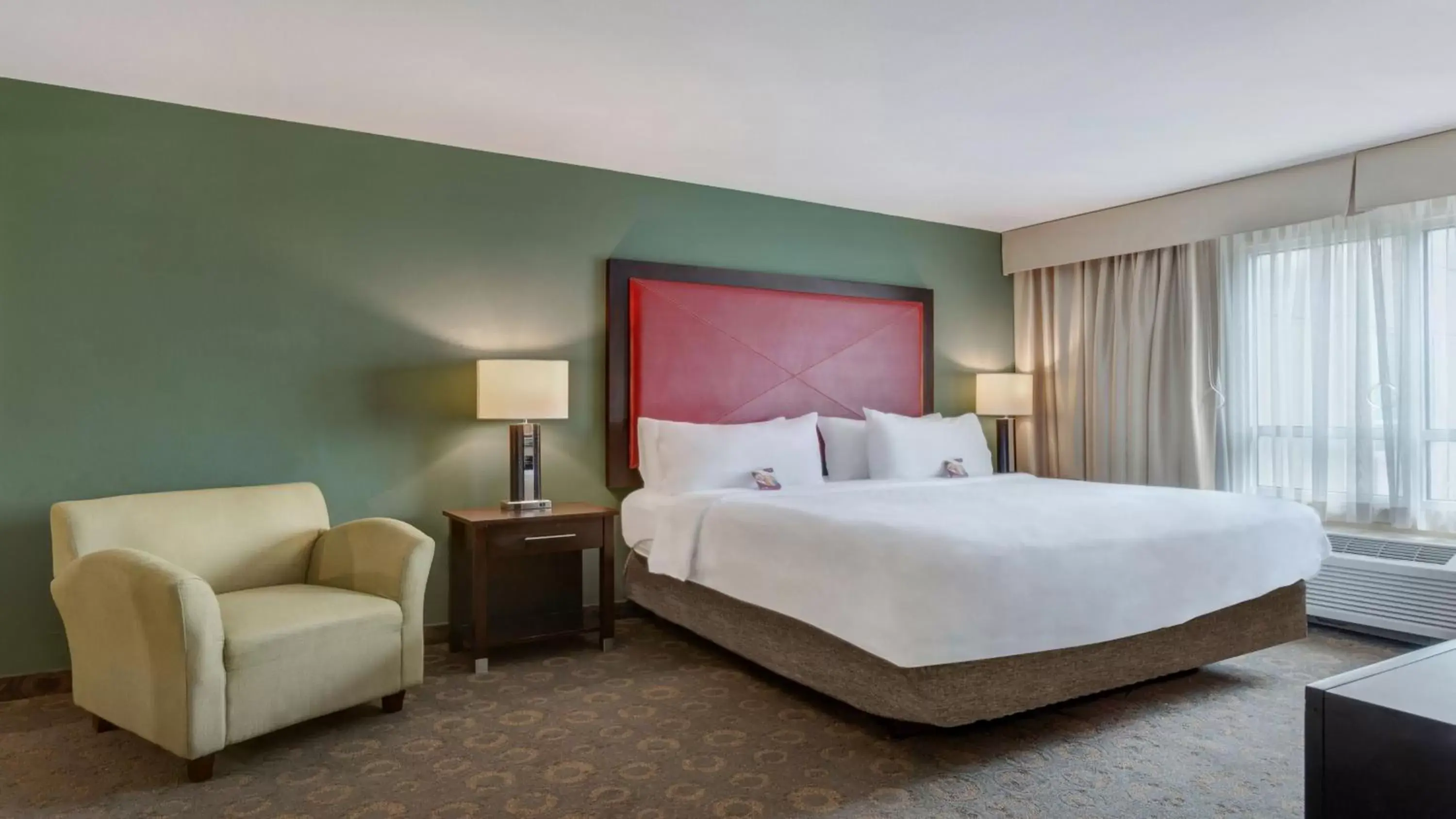 Photo of the whole room, Bed in Crowne Plaza Houston Galleria Area, an IHG Hotel