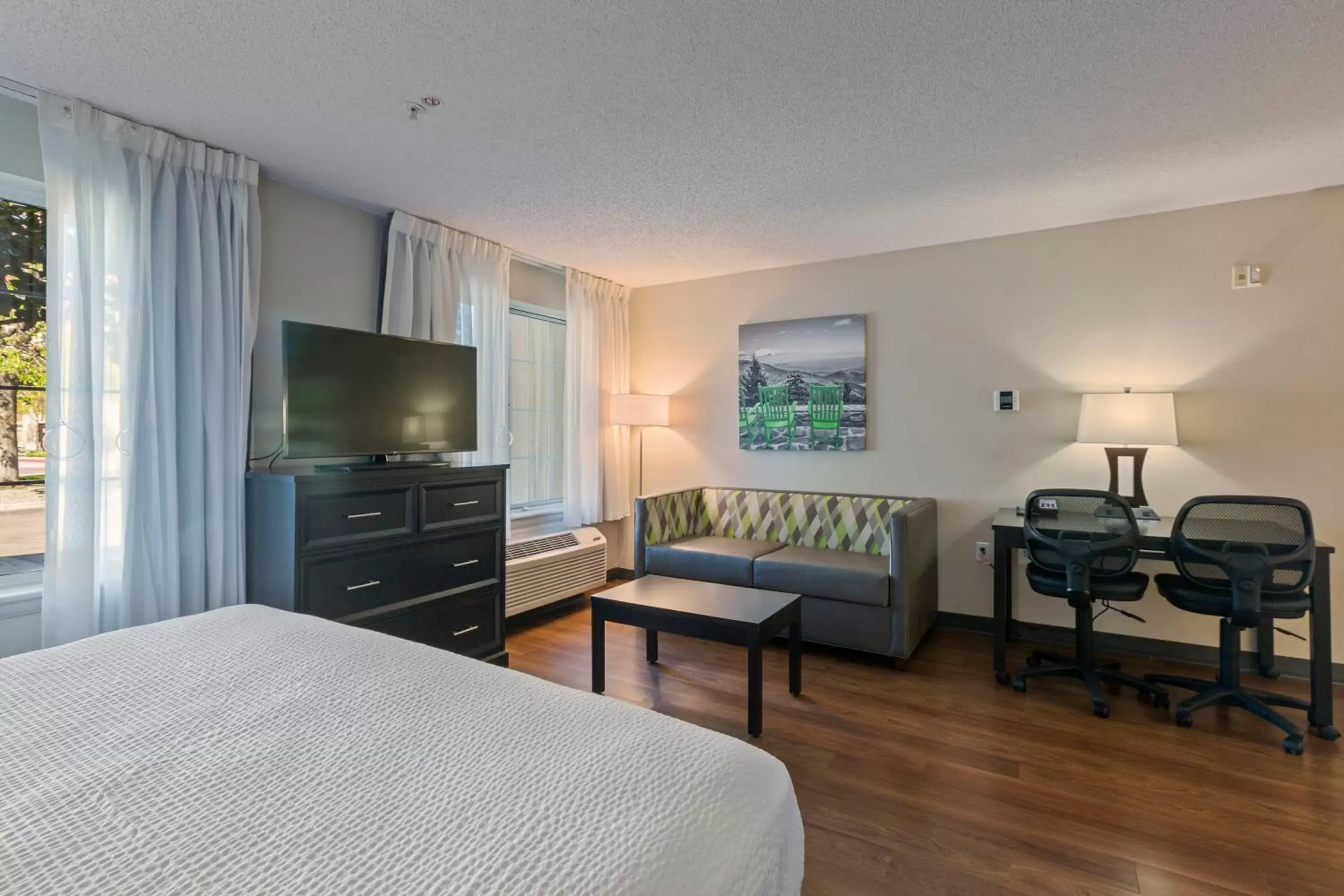 Bed, TV/Entertainment Center in Extended Stay America Suites - San Jose - Milpitas - McCarthy Ranch