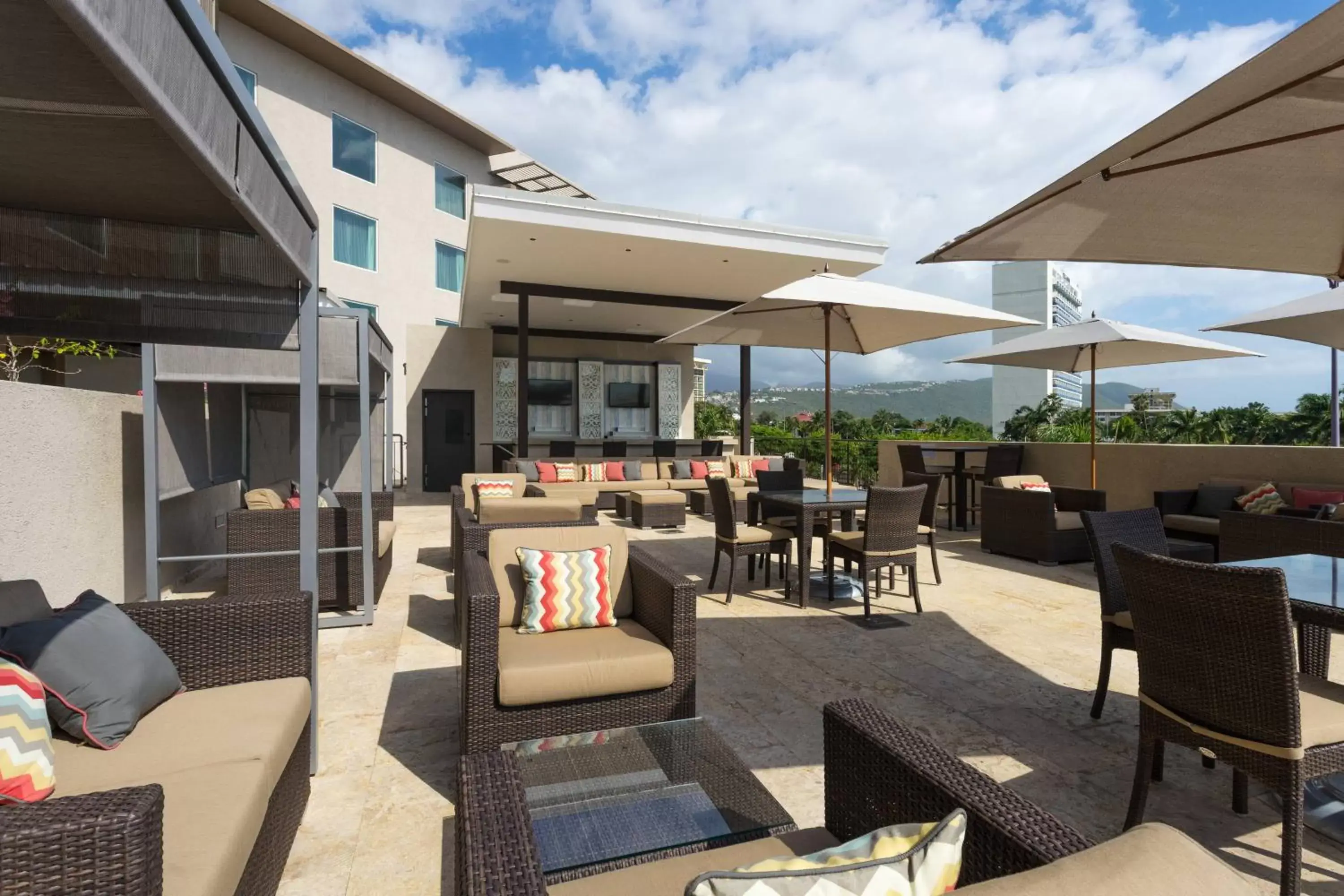 Swimming pool, Restaurant/Places to Eat in Courtyard by Marriott Kingston, Jamaica