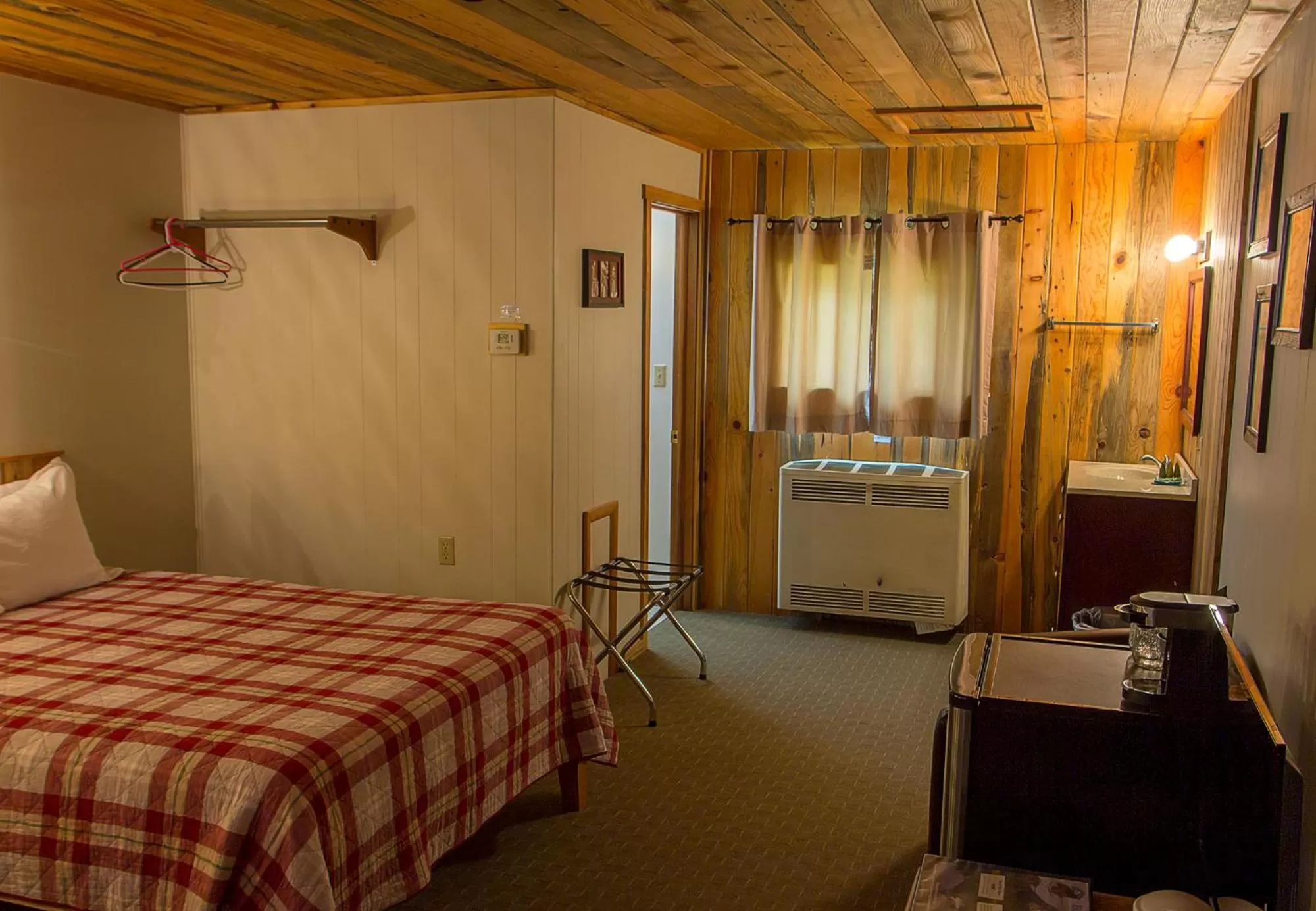 Photo of the whole room in High Country Motel and Cabins