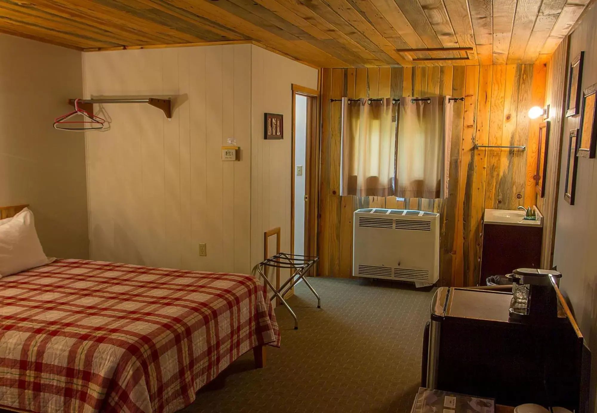 Photo of the whole room, Bed in High Country Motel and Cabins
