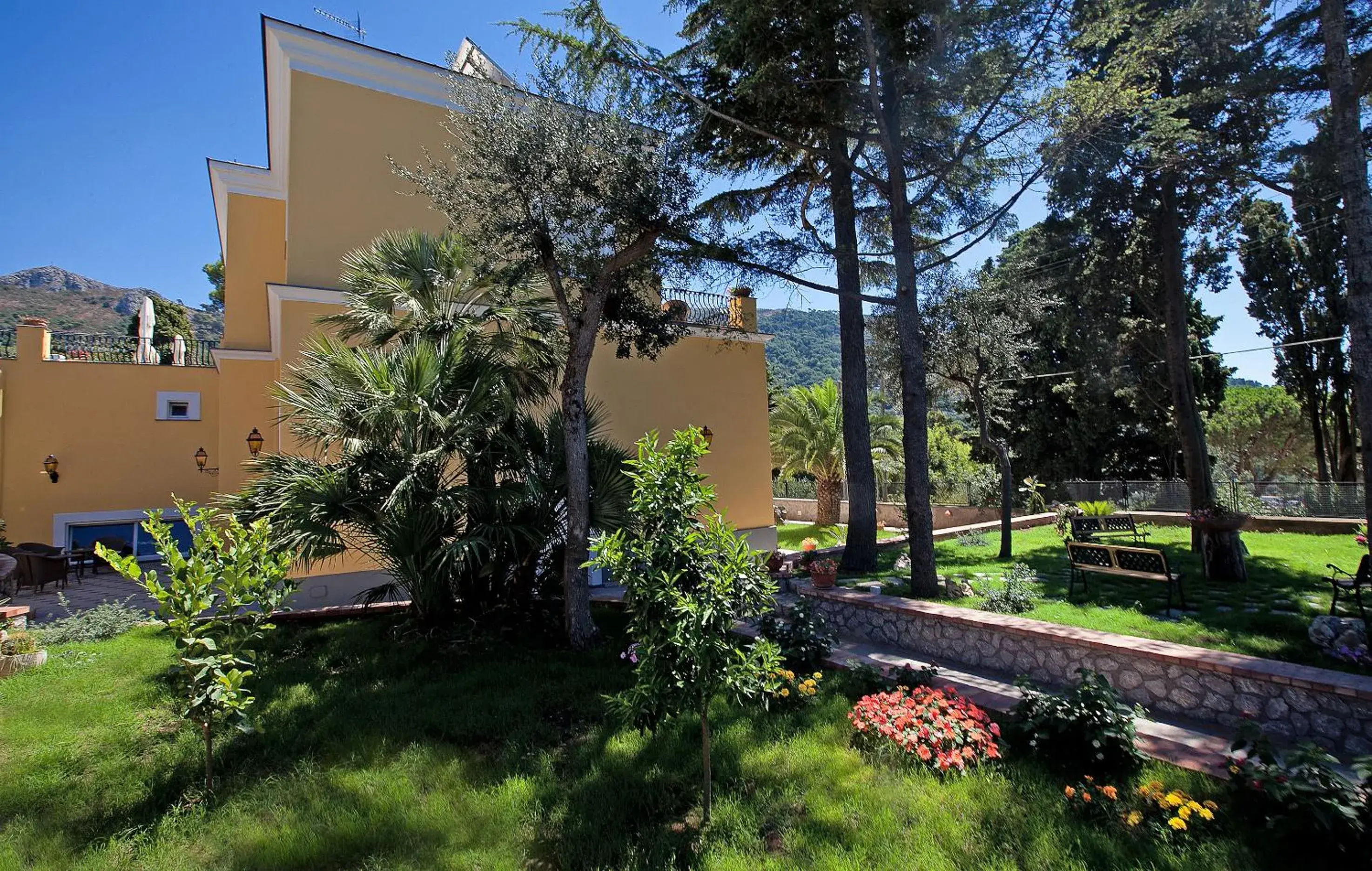 Facade/entrance, Garden in Hotel Villa Ceselle