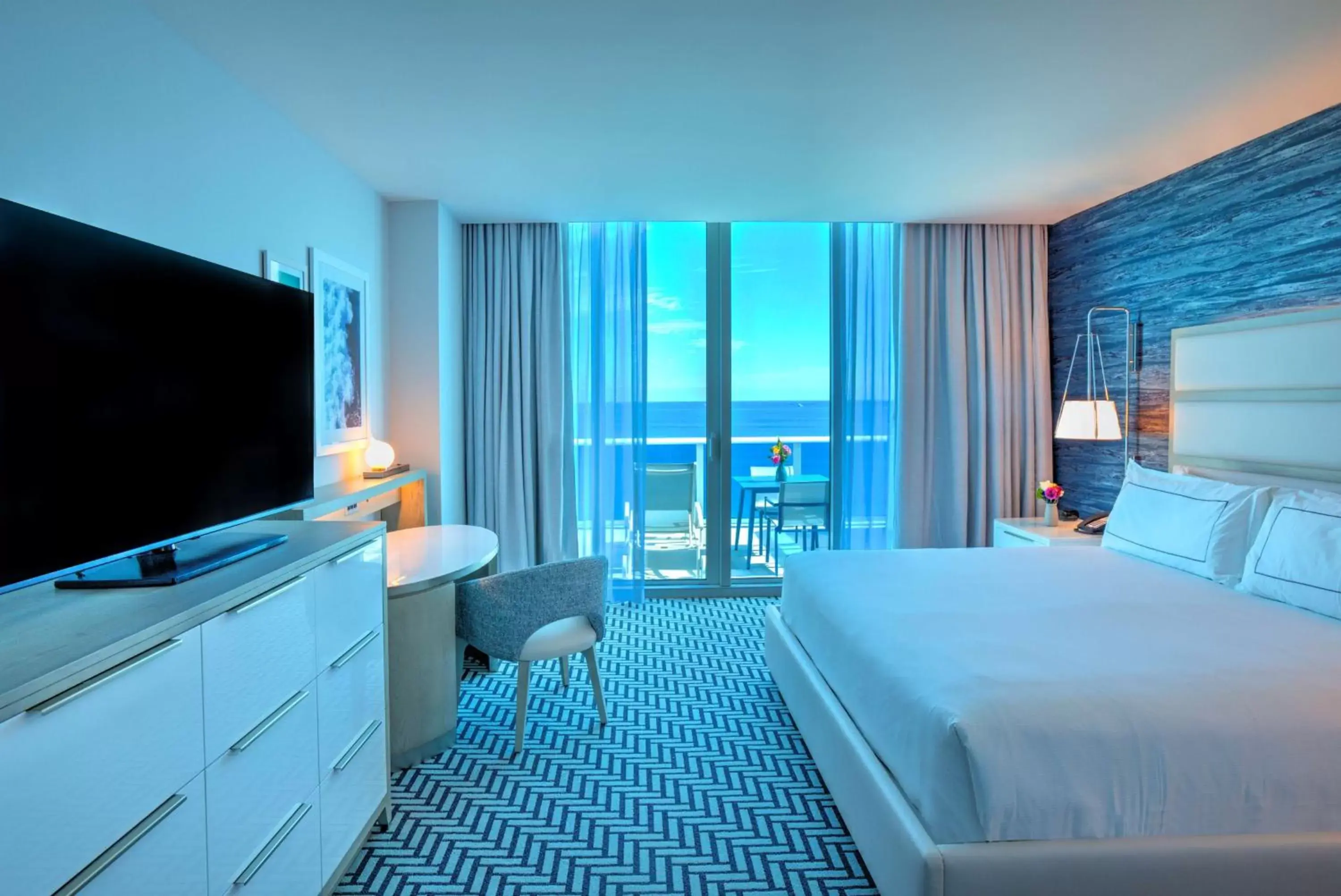 Bedroom, TV/Entertainment Center in Hotel Maren Fort Lauderdale Beach, Curio Collection By Hilton