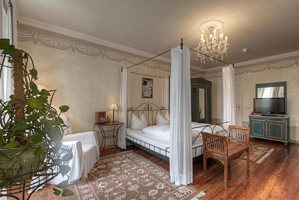 Bedroom, Bed in Hotel Orphée - Kleines Haus