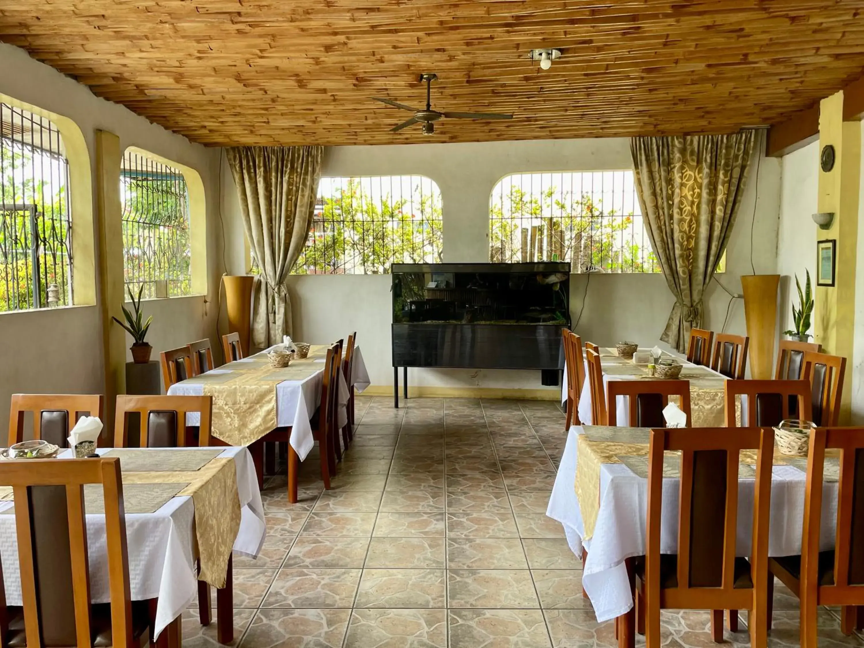 Restaurant/Places to Eat in Lapu-Lapu Cottages