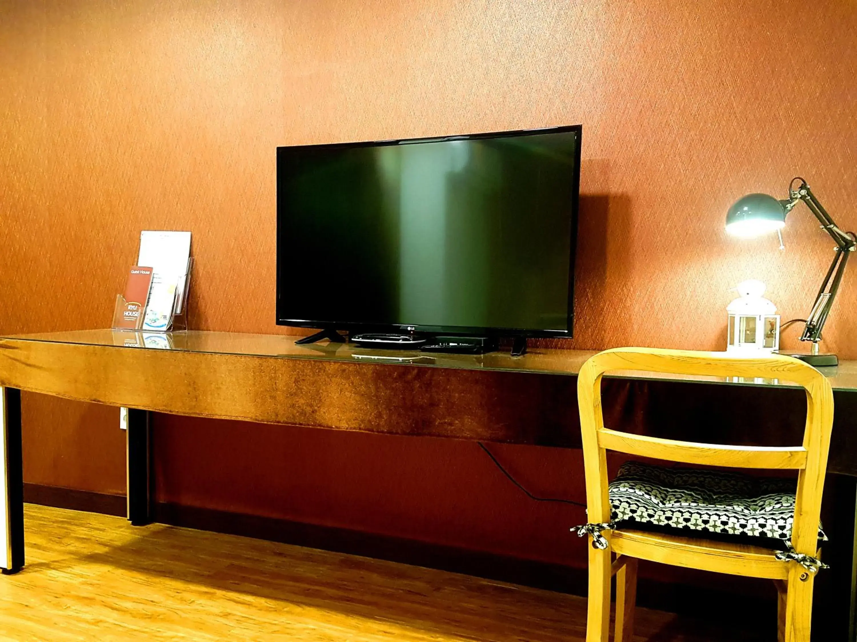 Photo of the whole room, TV/Entertainment Center in Ryu Guest House Gangnam