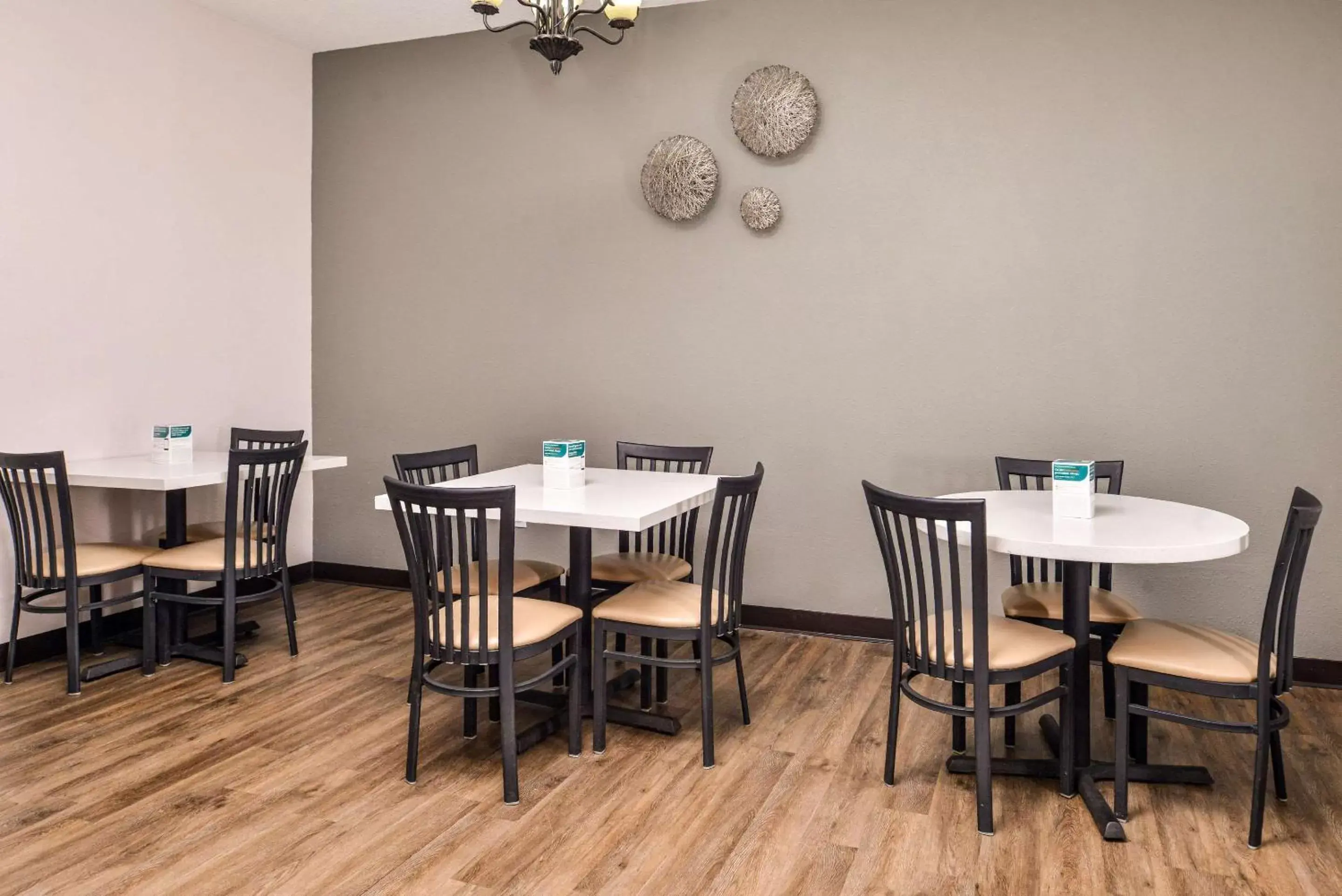 Restaurant/places to eat, Dining Area in Quality Inn Joplin I-44