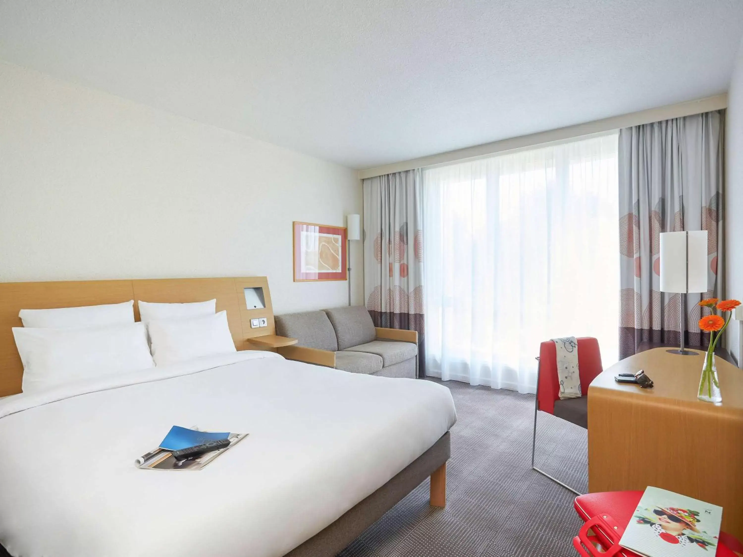 Classic Double Room with Sofa Bed in Novotel Lens Noyelles Classic Double Room with Sofa Bed in Novotel Lens Noyelles