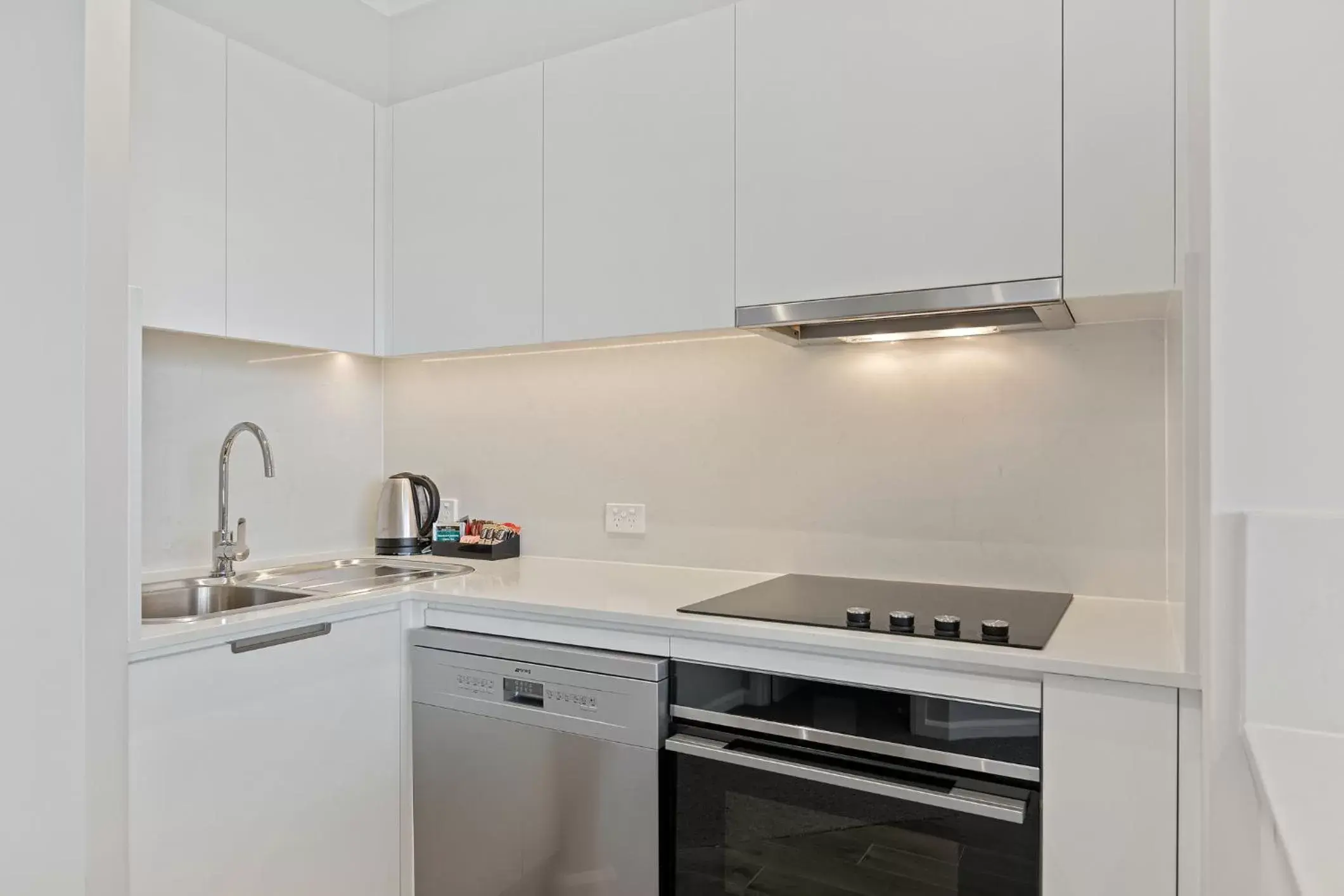 Kitchen or kitchenette, Kitchen/Kitchenette in The Sebel Quay West Suites Sydney