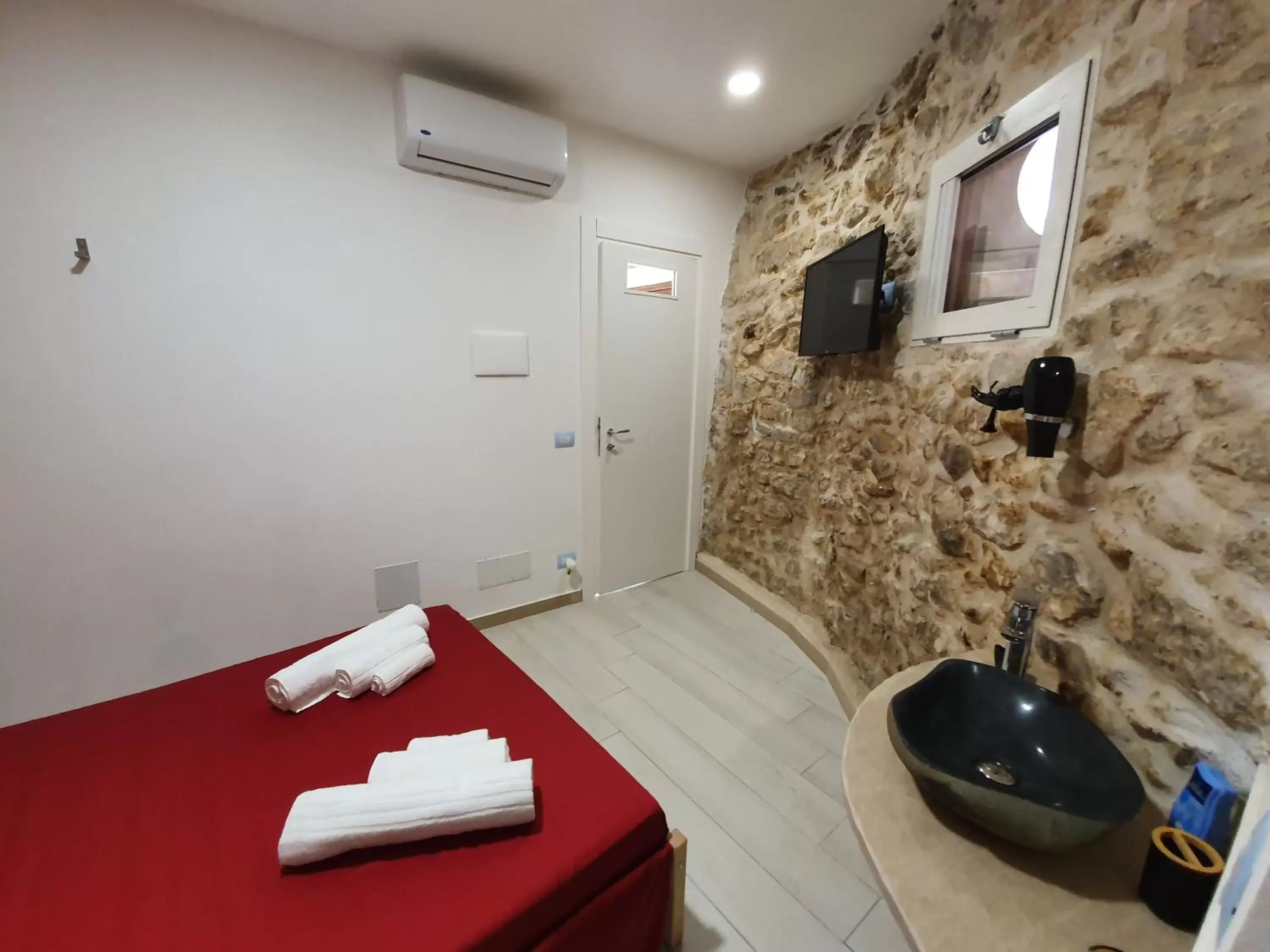 Bedroom, Bathroom in Il Daviduccio ibla