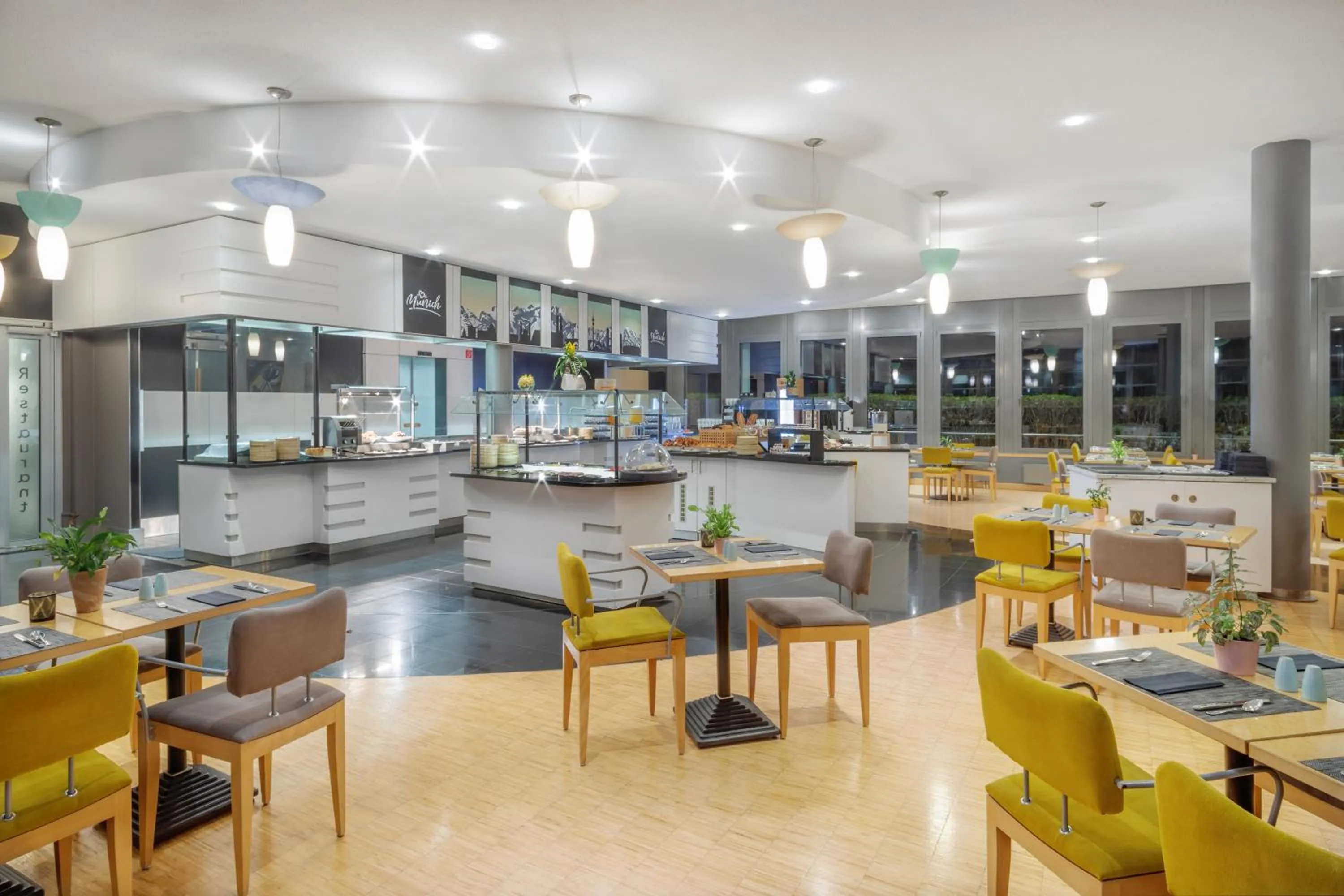 Restaurant/places to eat in FOUR Munich Neue Messe